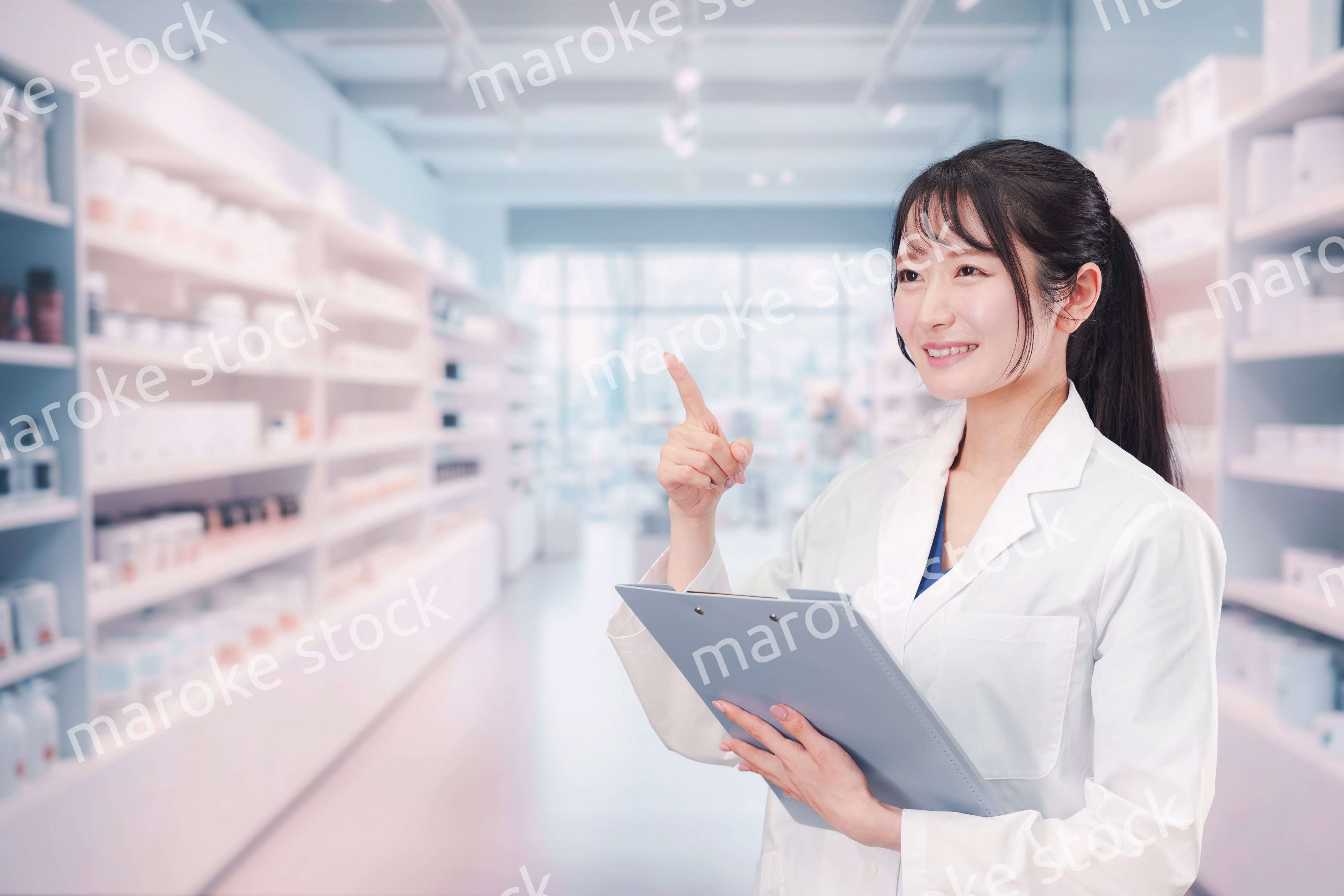 薬局で働く薬剤師の女性