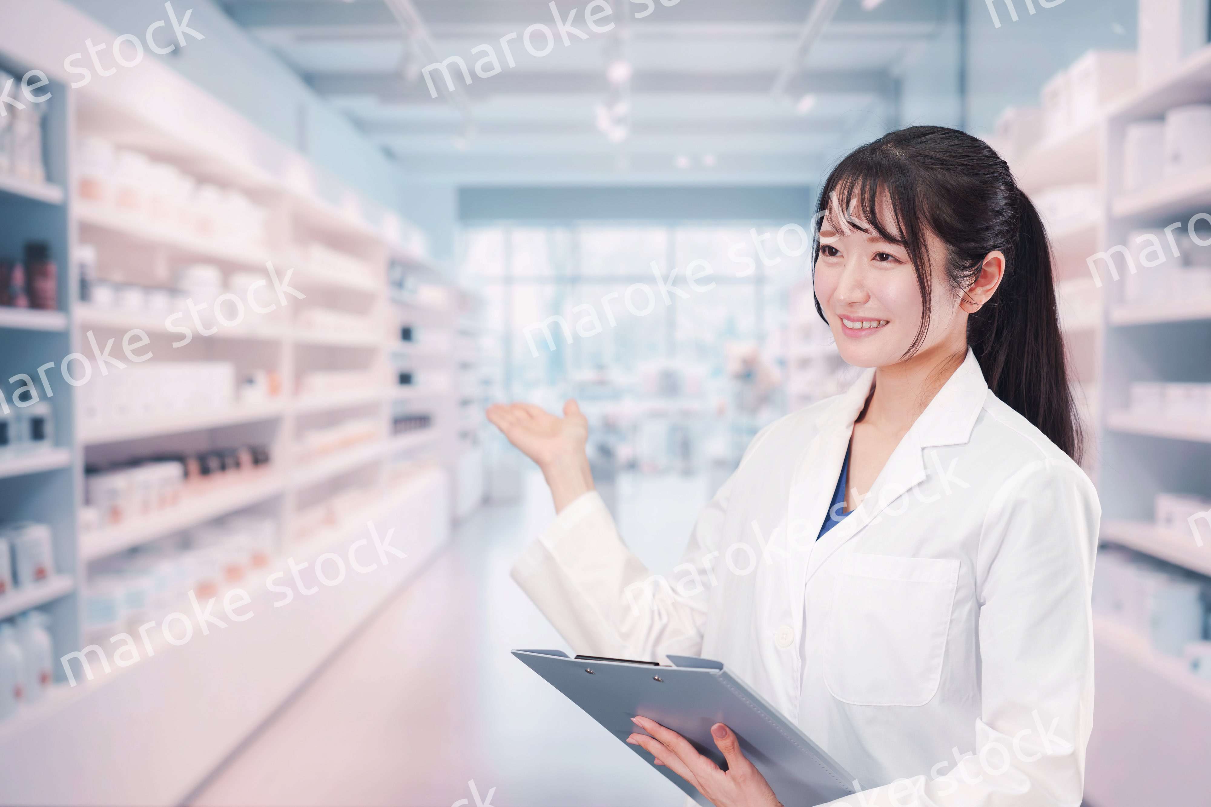 薬局で働く薬剤師の女性