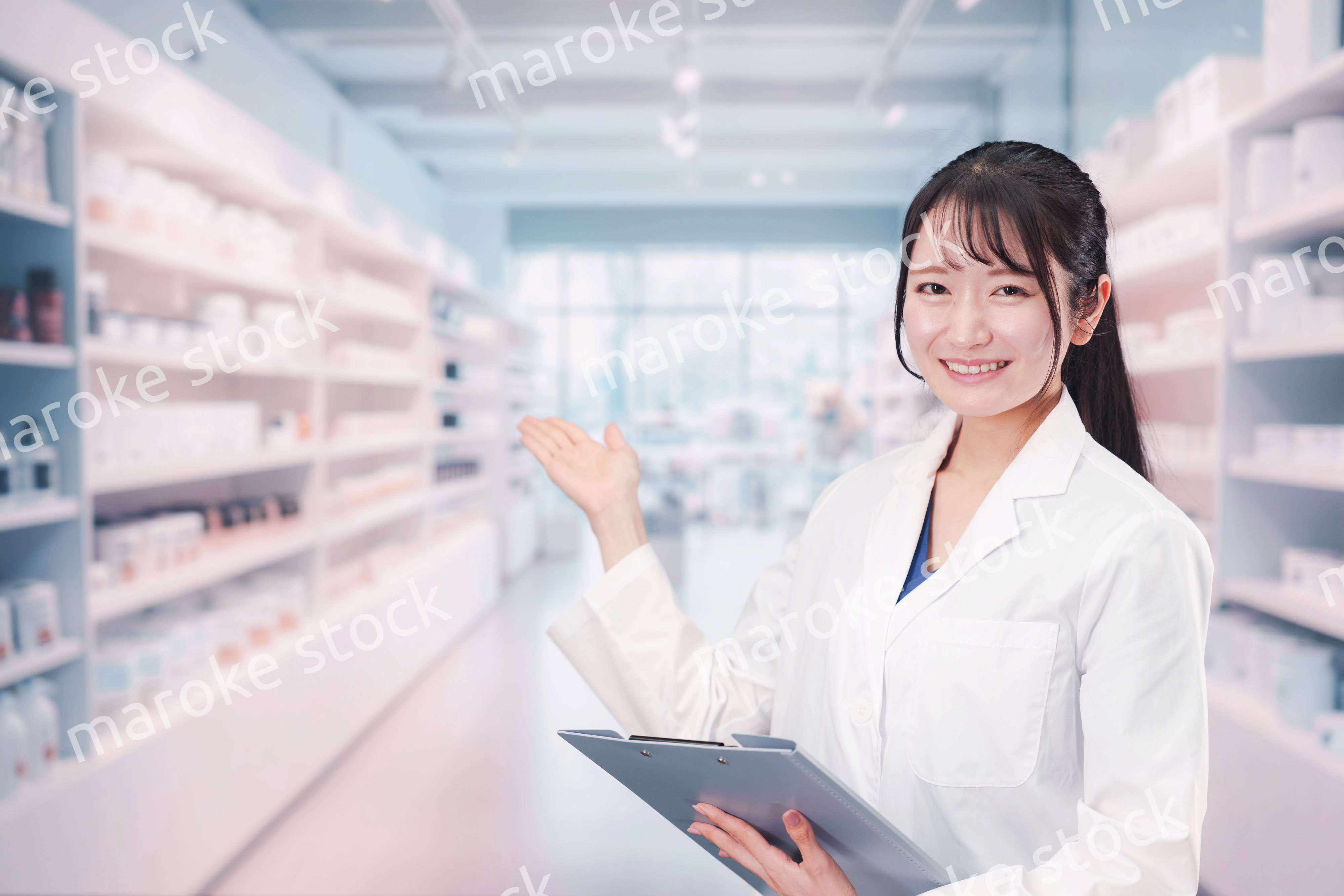 薬局で働く薬剤師の女性