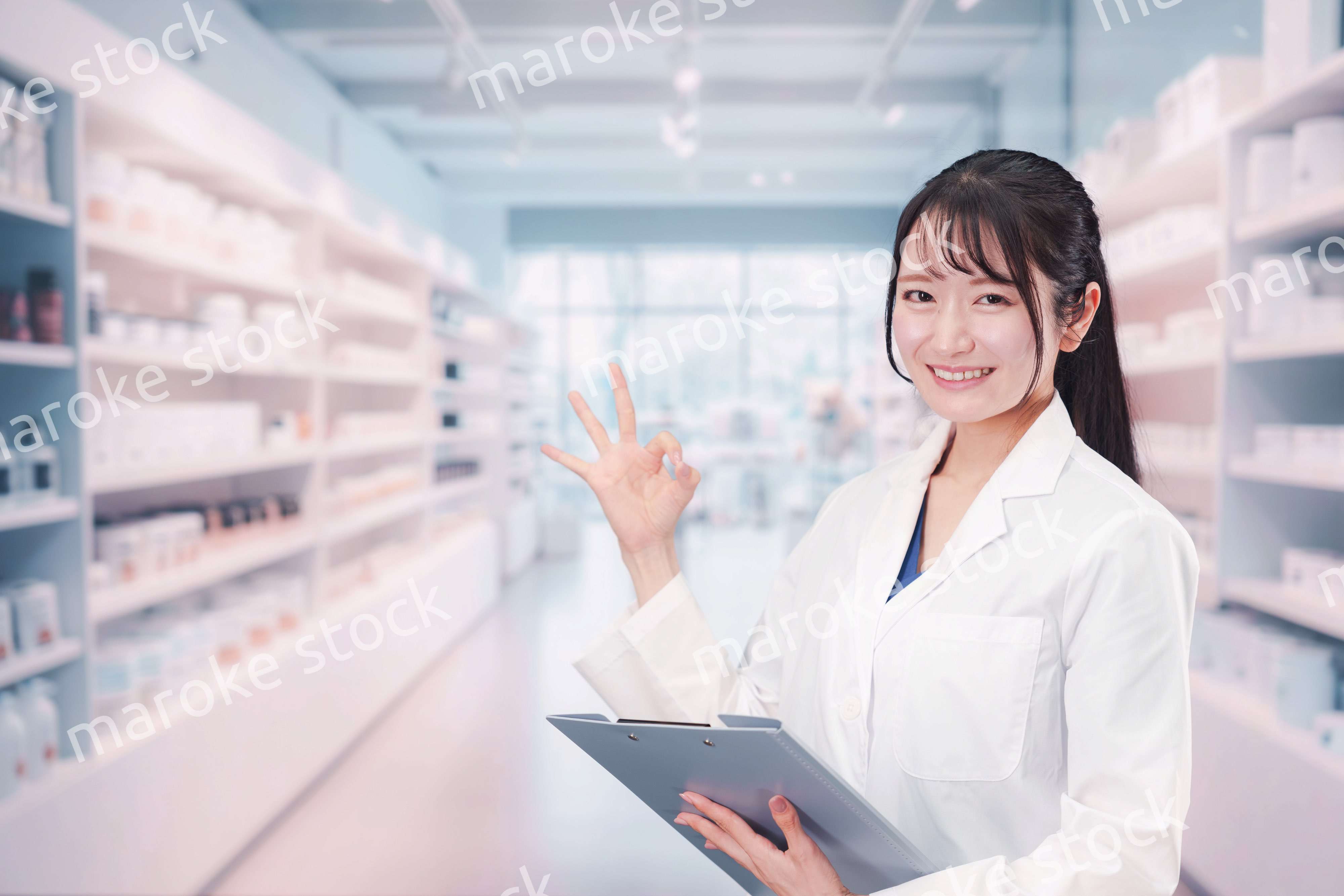 薬局で働く薬剤師の女性