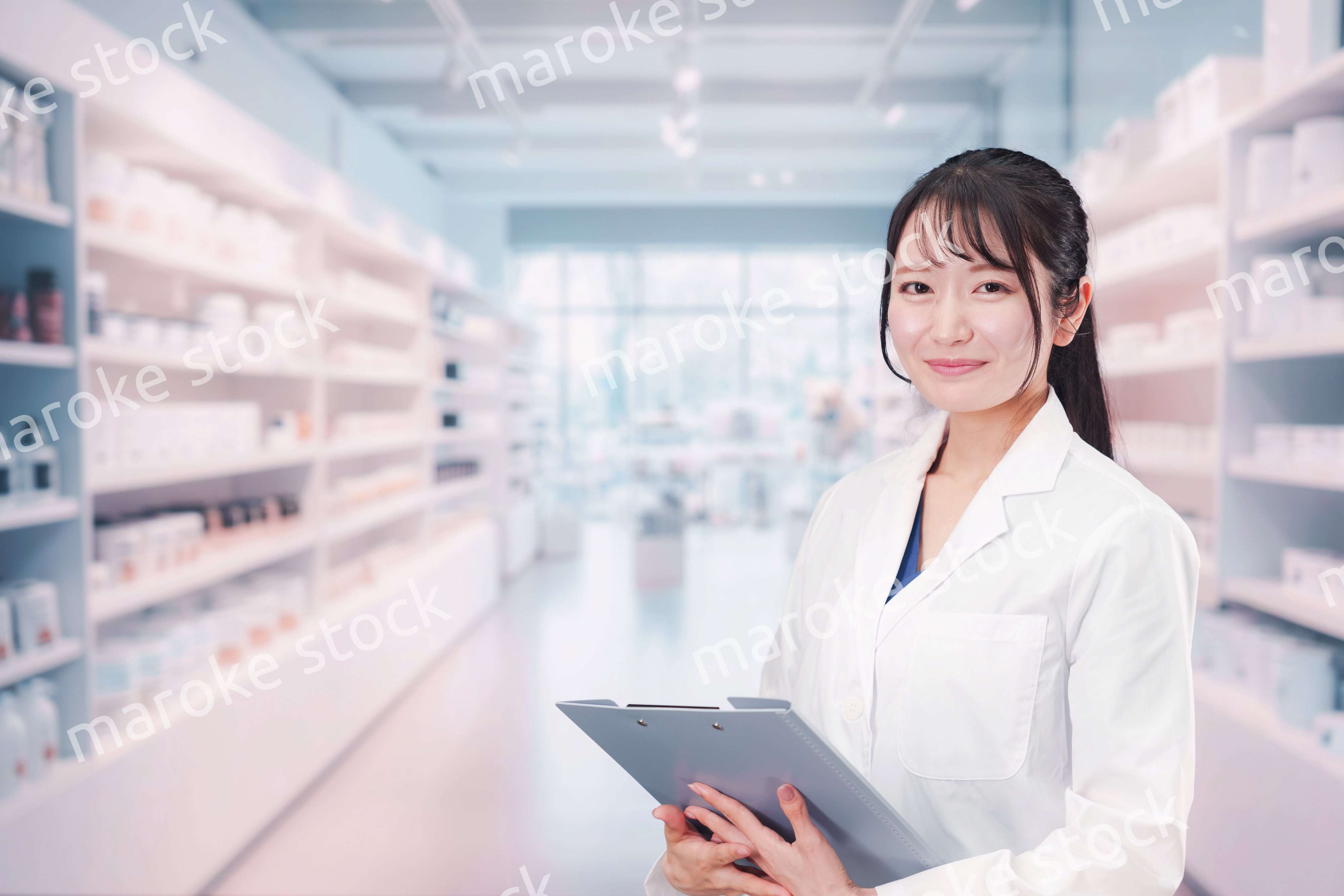 薬局で働く薬剤師の女性