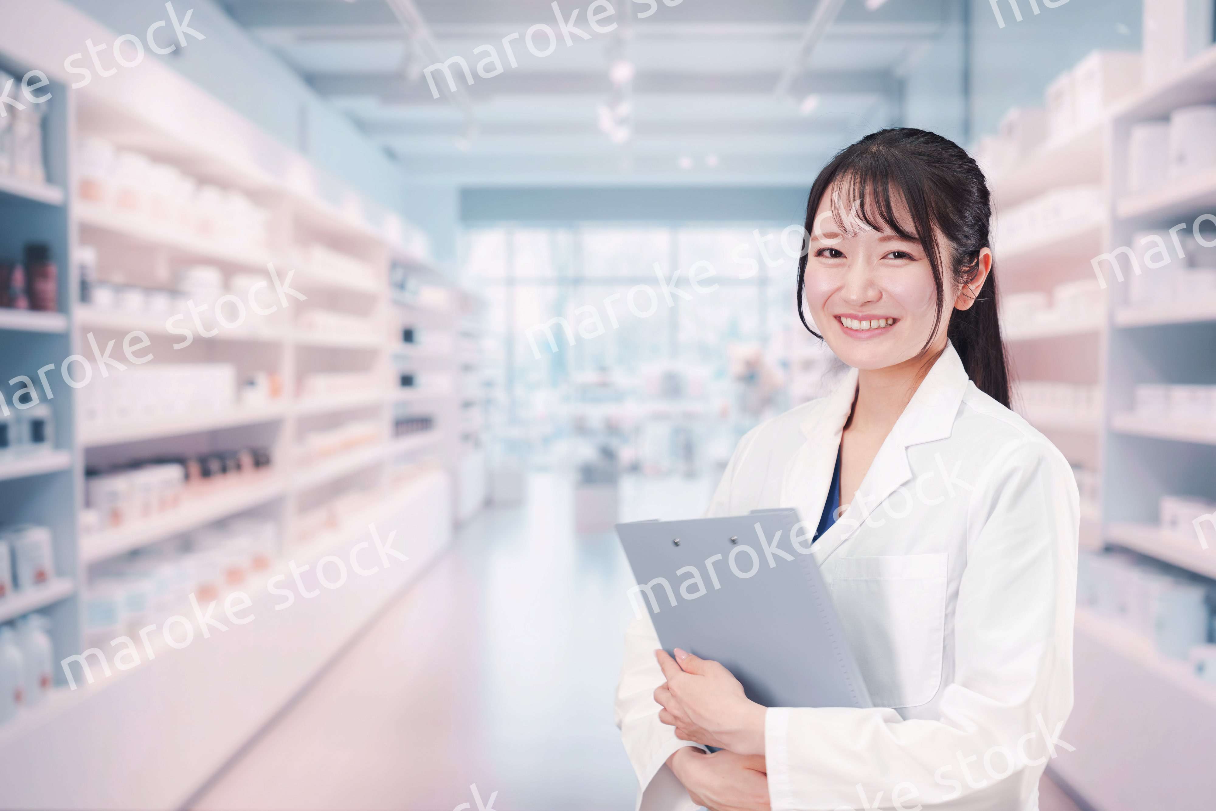 薬局で働く薬剤師の女性