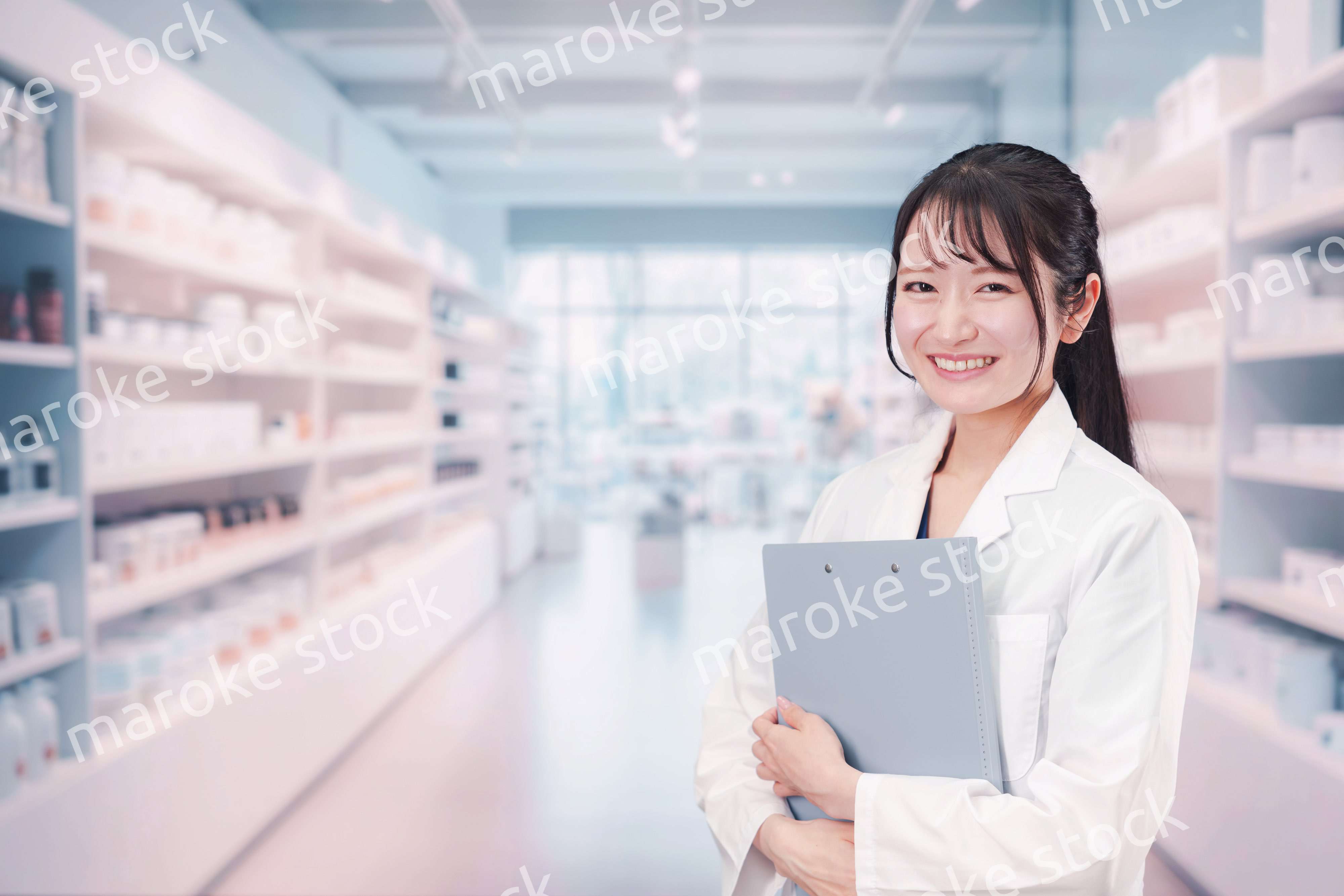 薬局で働く薬剤師の女性