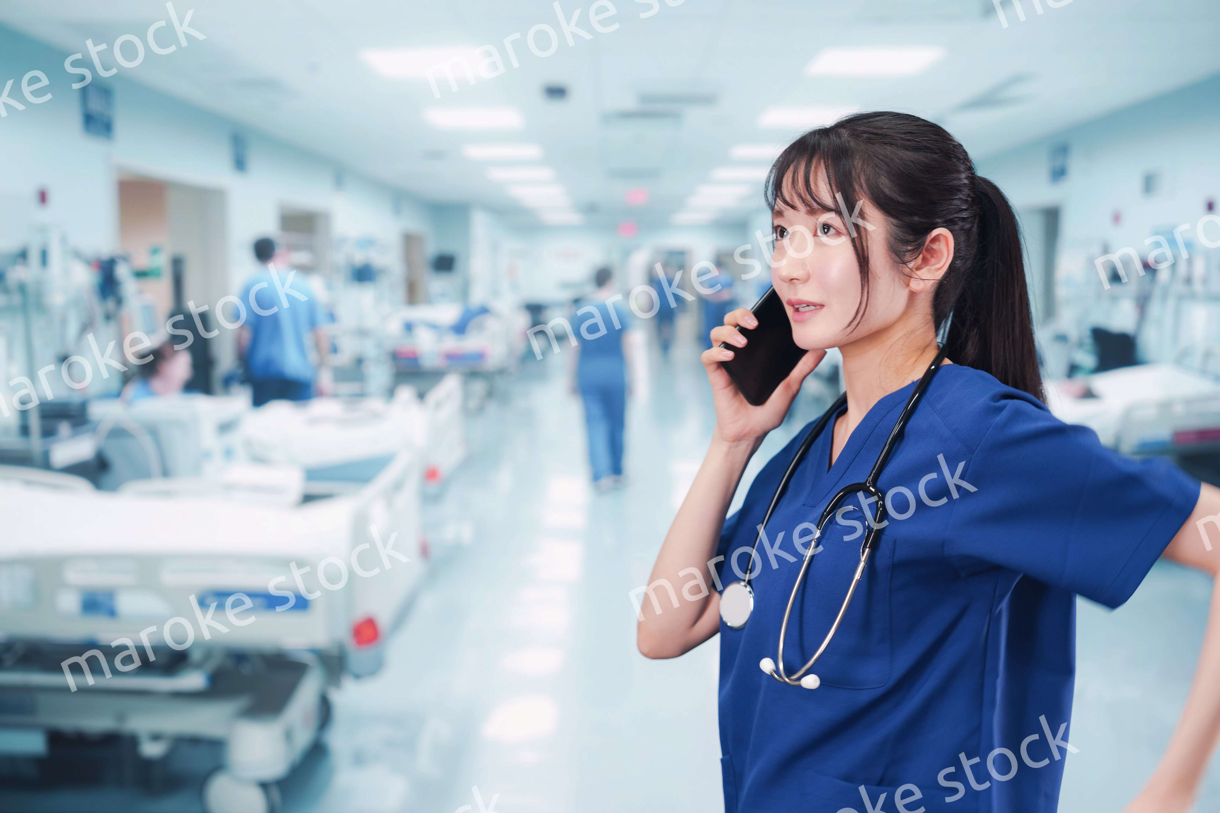 忙しく急患の対応をする若い女性ドクター