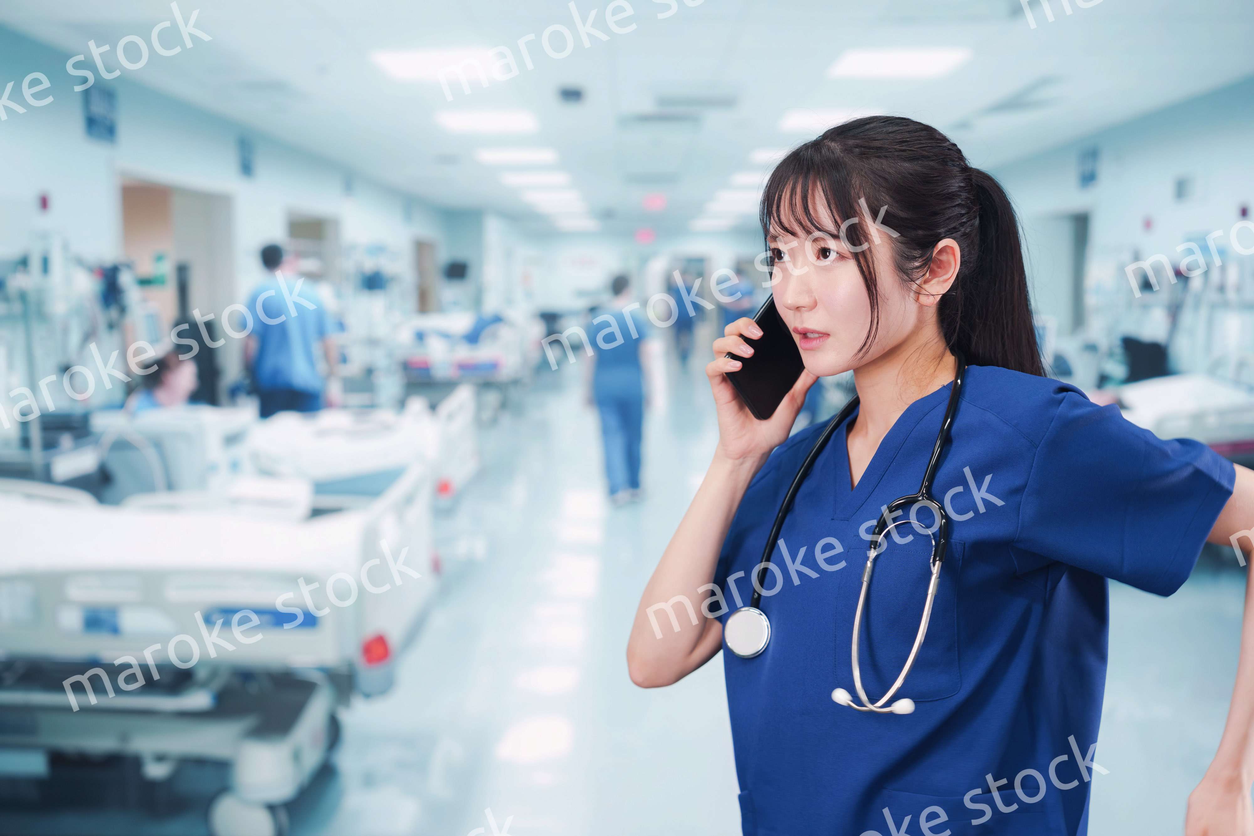 忙しく急患の対応をする若い女性ドクター