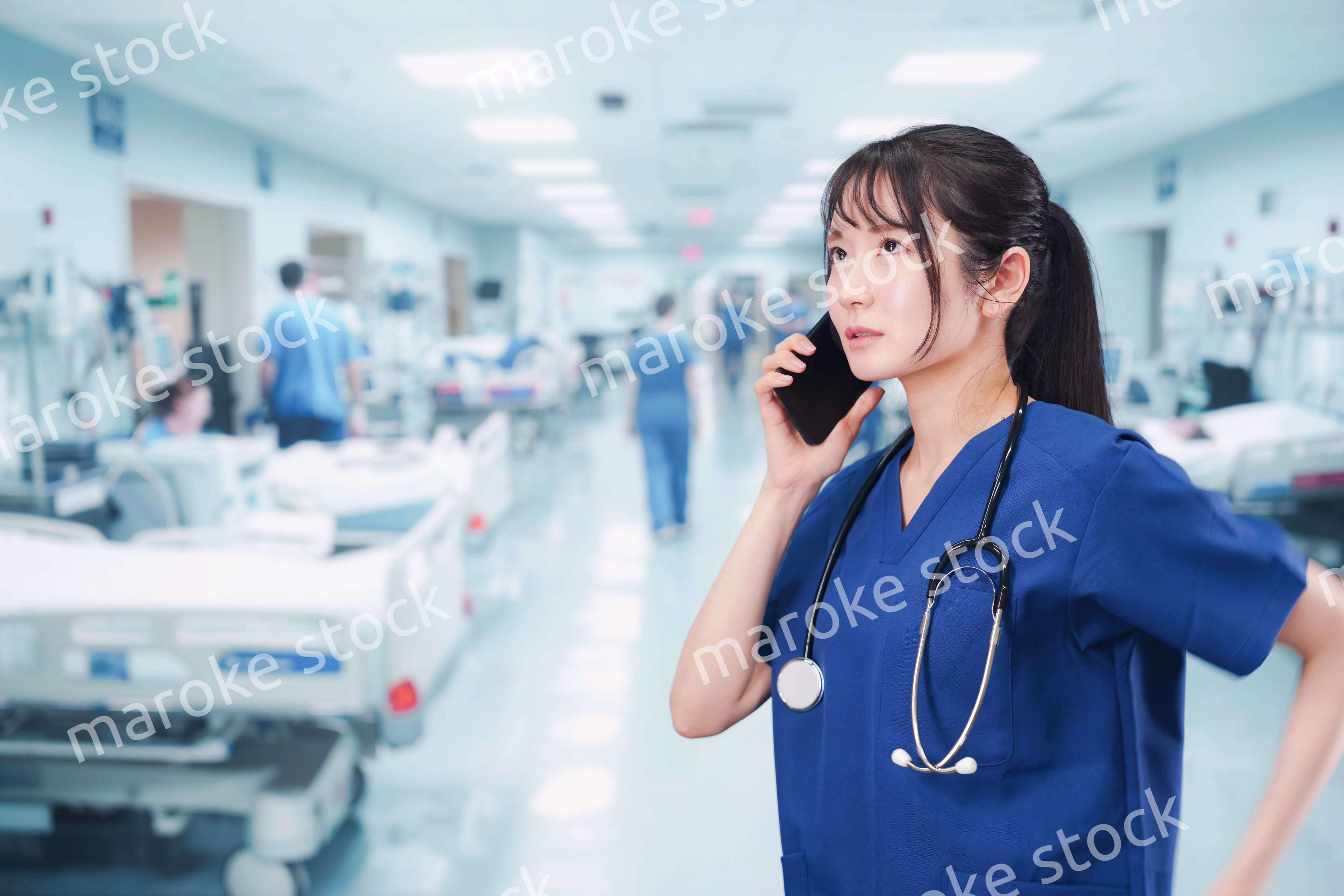 忙しく急患の対応をする若い女性ドクター