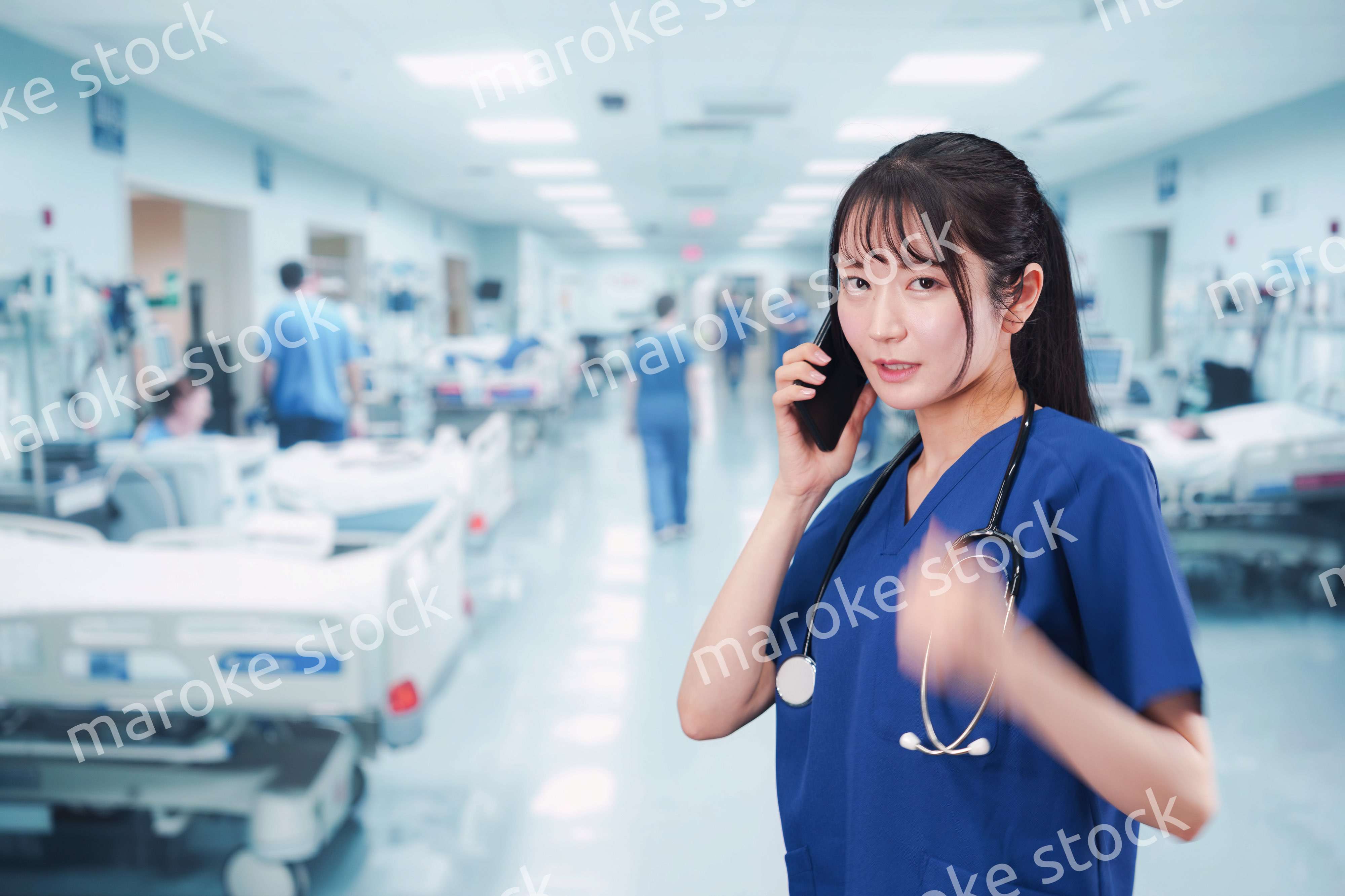 忙しく急患の対応をする若い女性ドクター