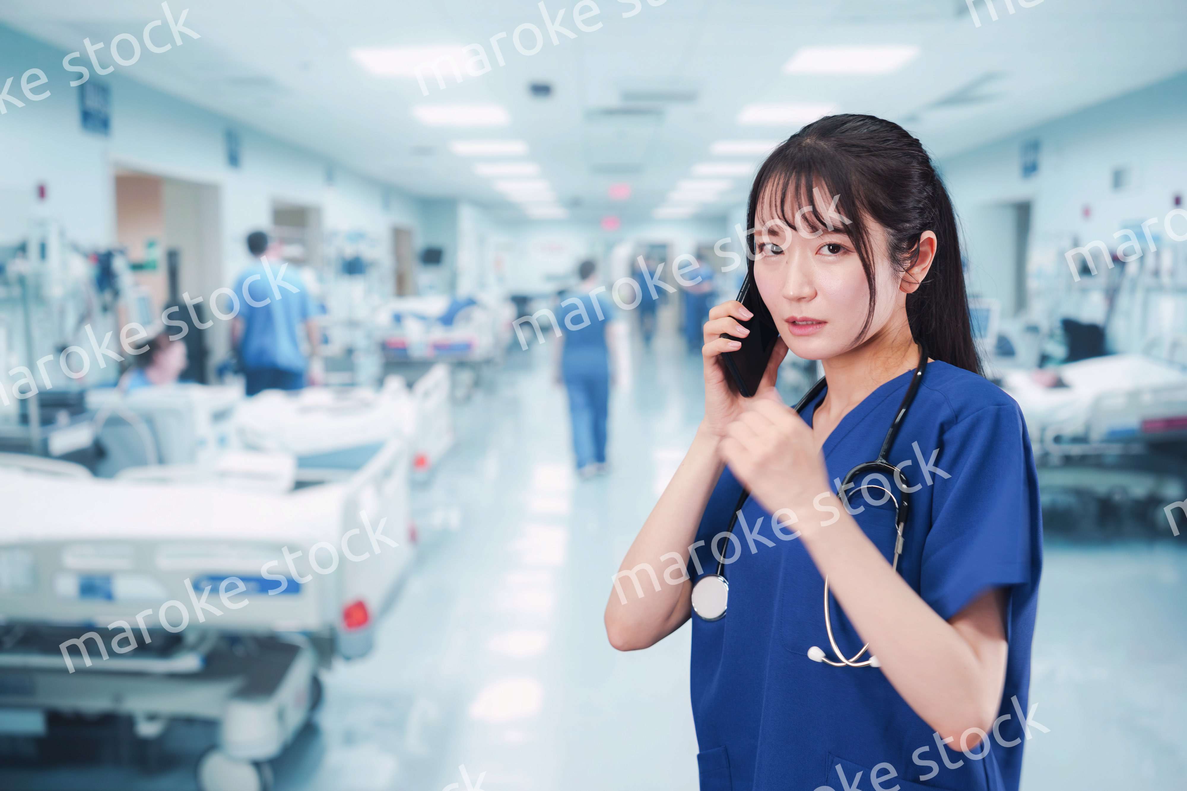 忙しく急患の対応をする若い女性ドクター