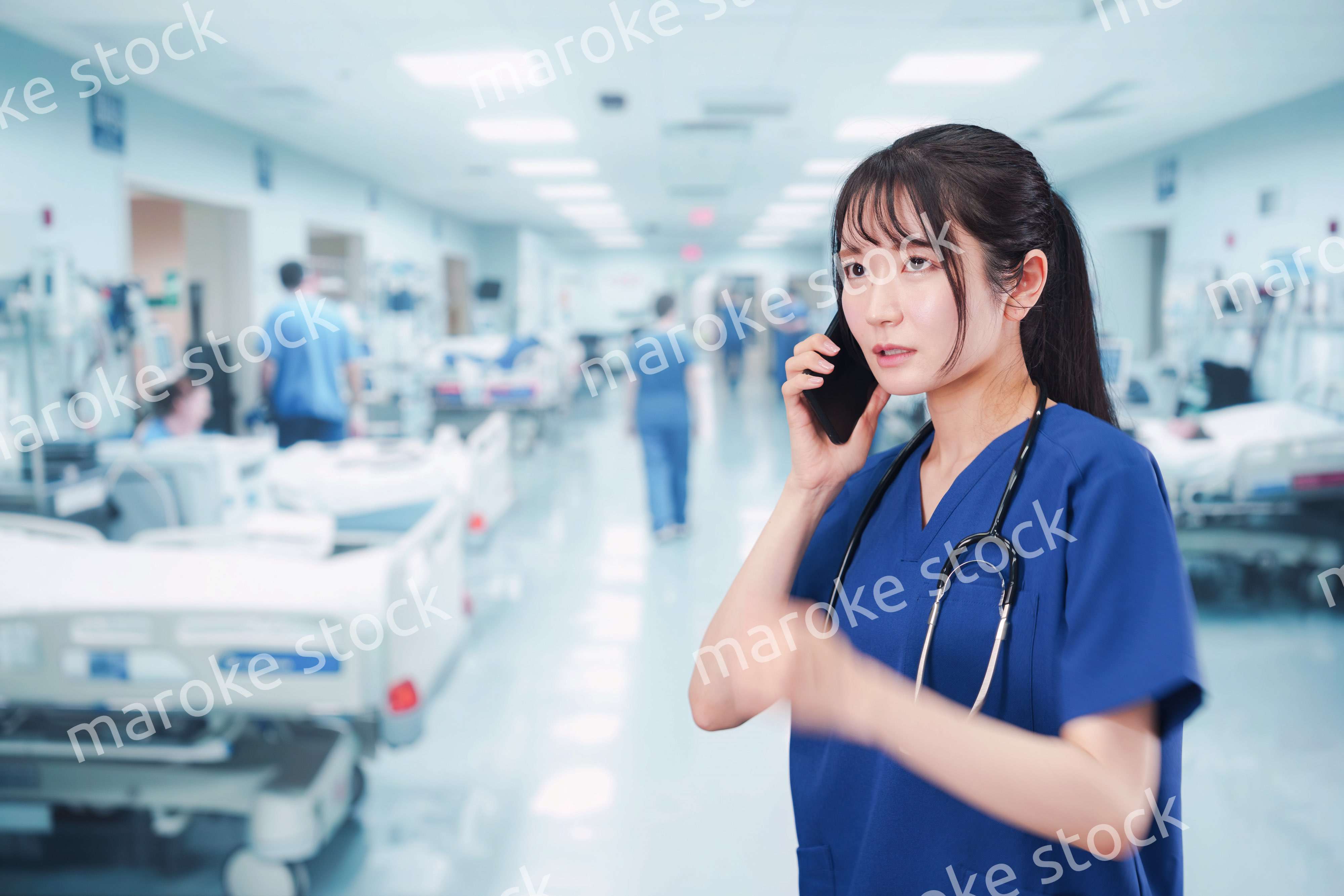 忙しく急患の対応をする若い女性ドクター