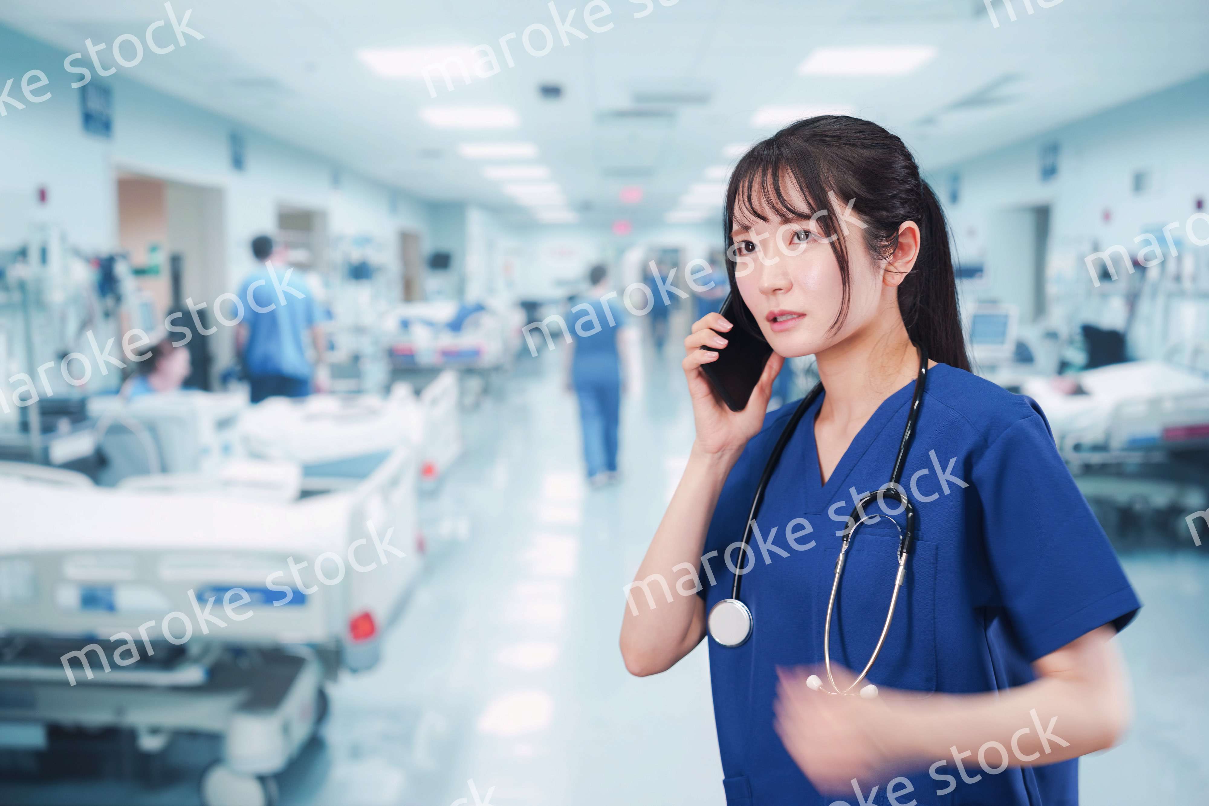 忙しく急患の対応をする若い女性ドクター