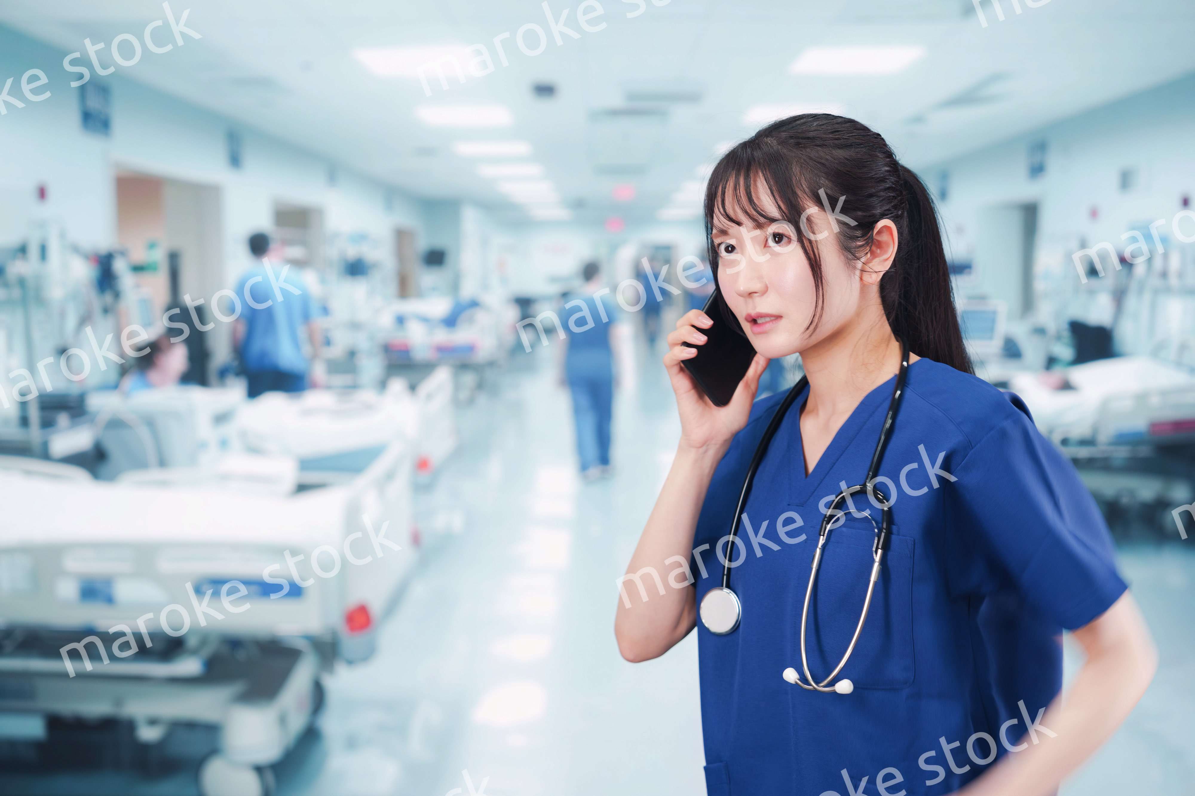 忙しく急患の対応をする若い女性ドクター