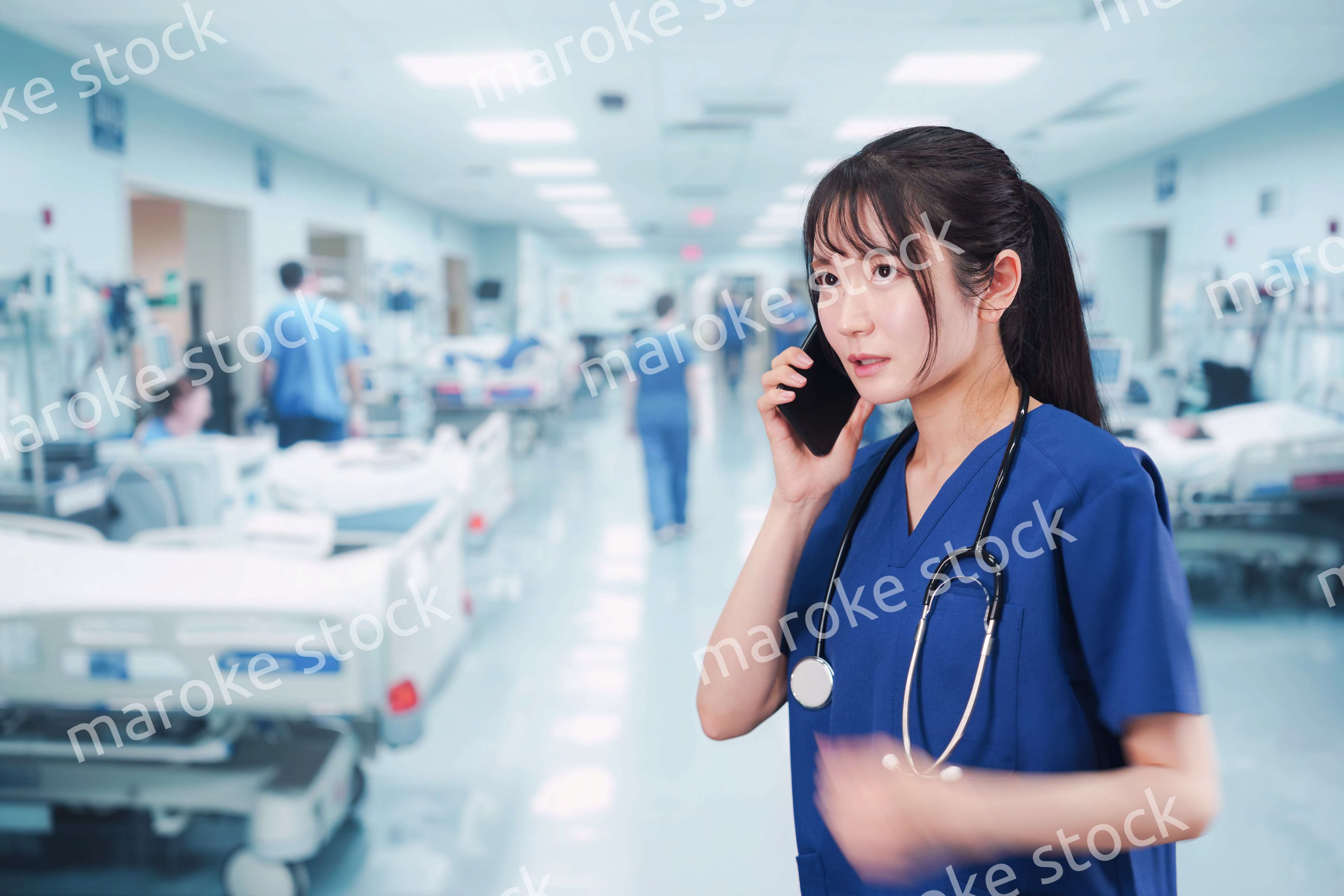 忙しく急患の対応をする若い女性ドクター