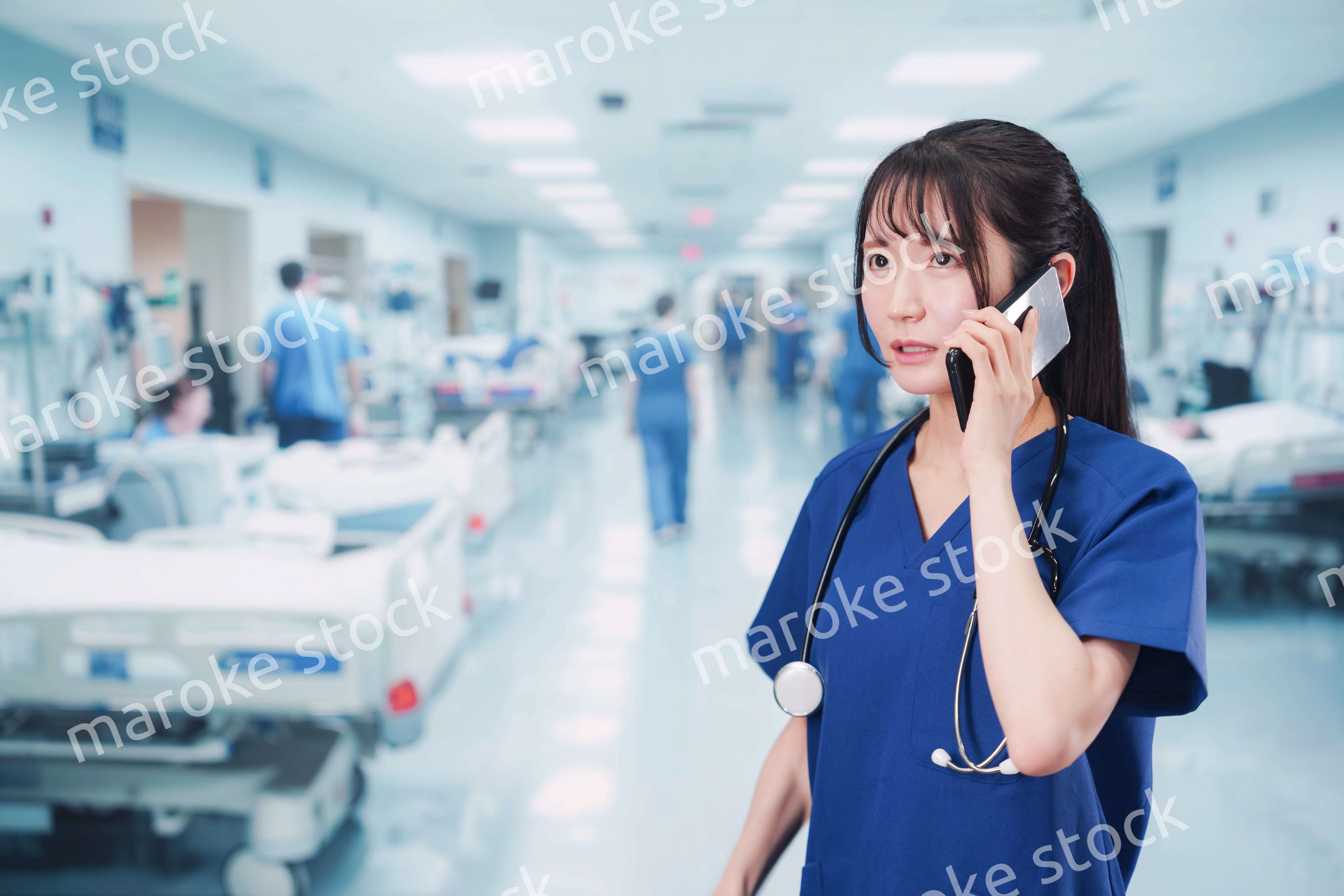 忙しく急患の対応をする若い女性ドクター