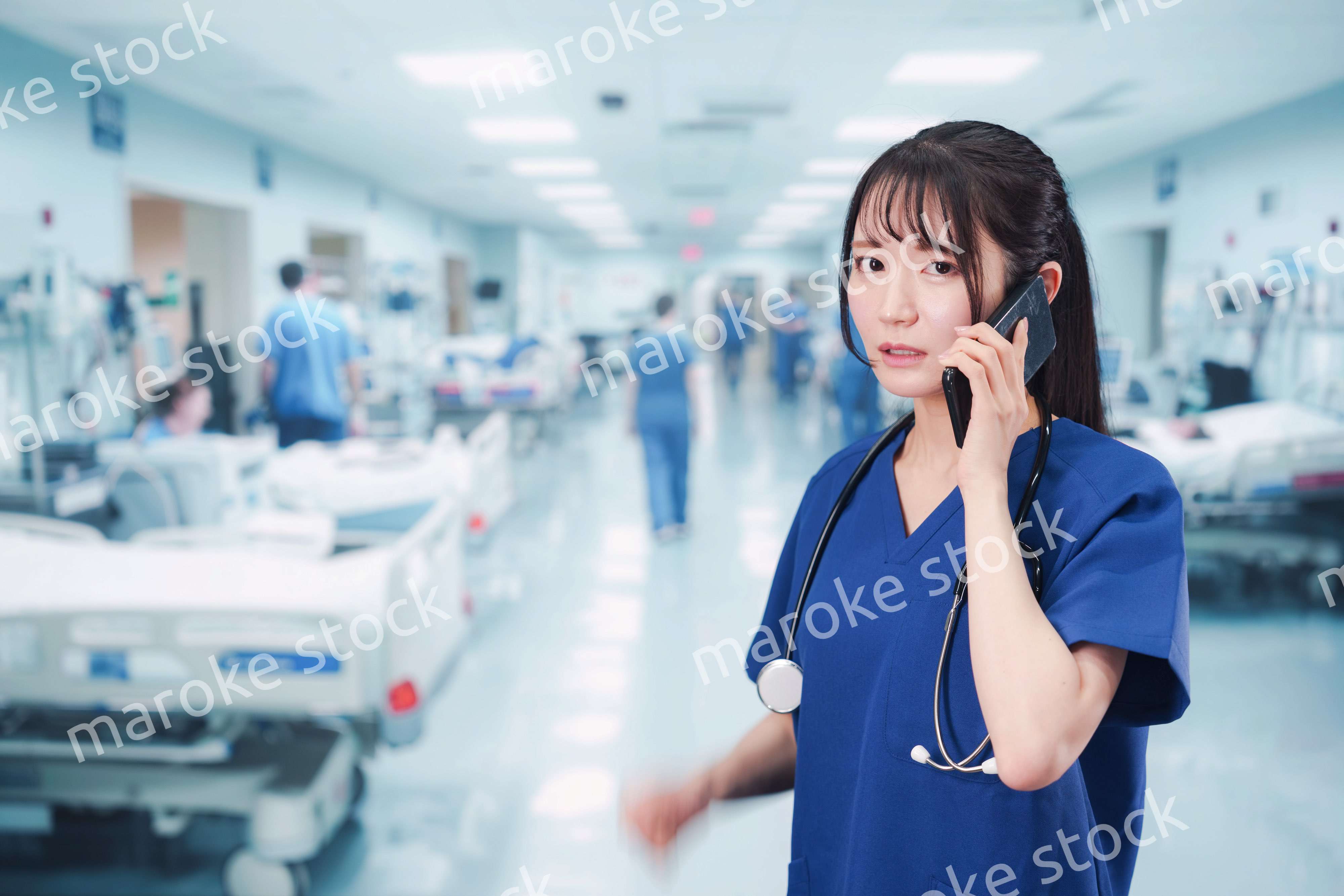 忙しく急患の対応をする若い女性ドクター