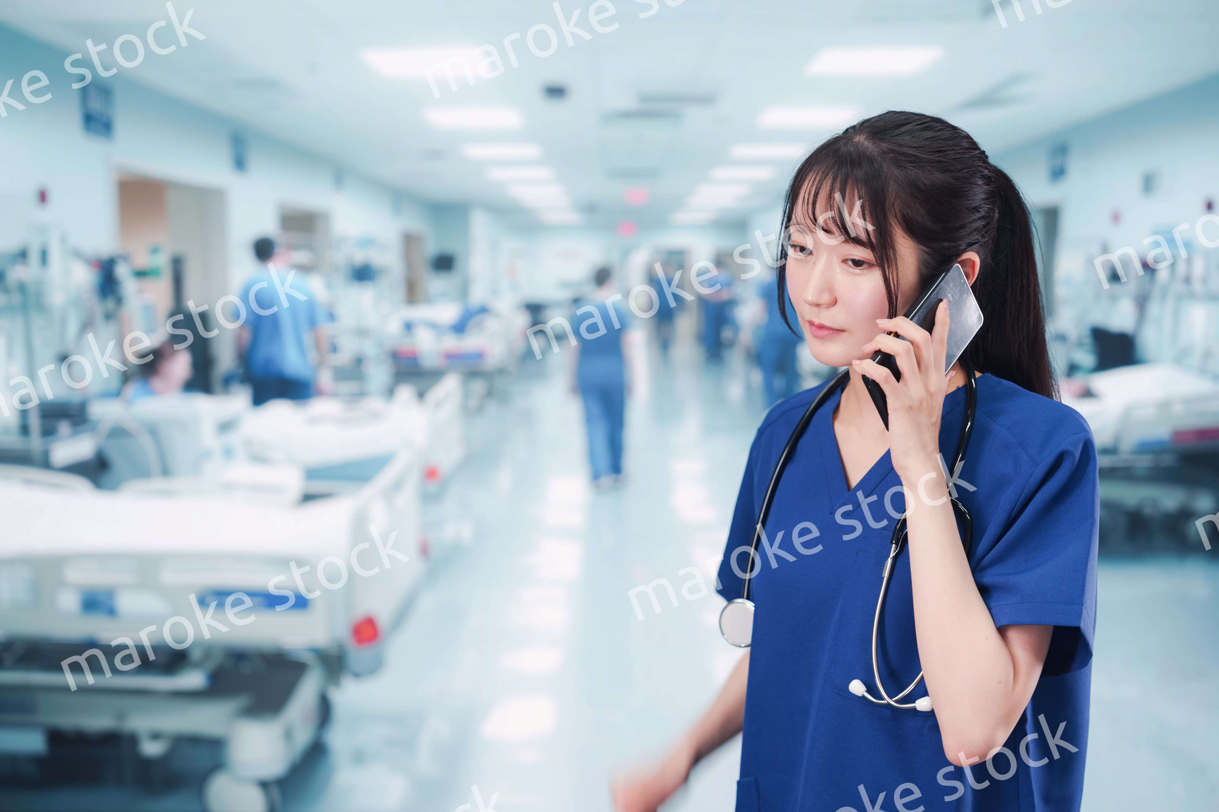 忙しく急患の対応をする若い女性ドクター