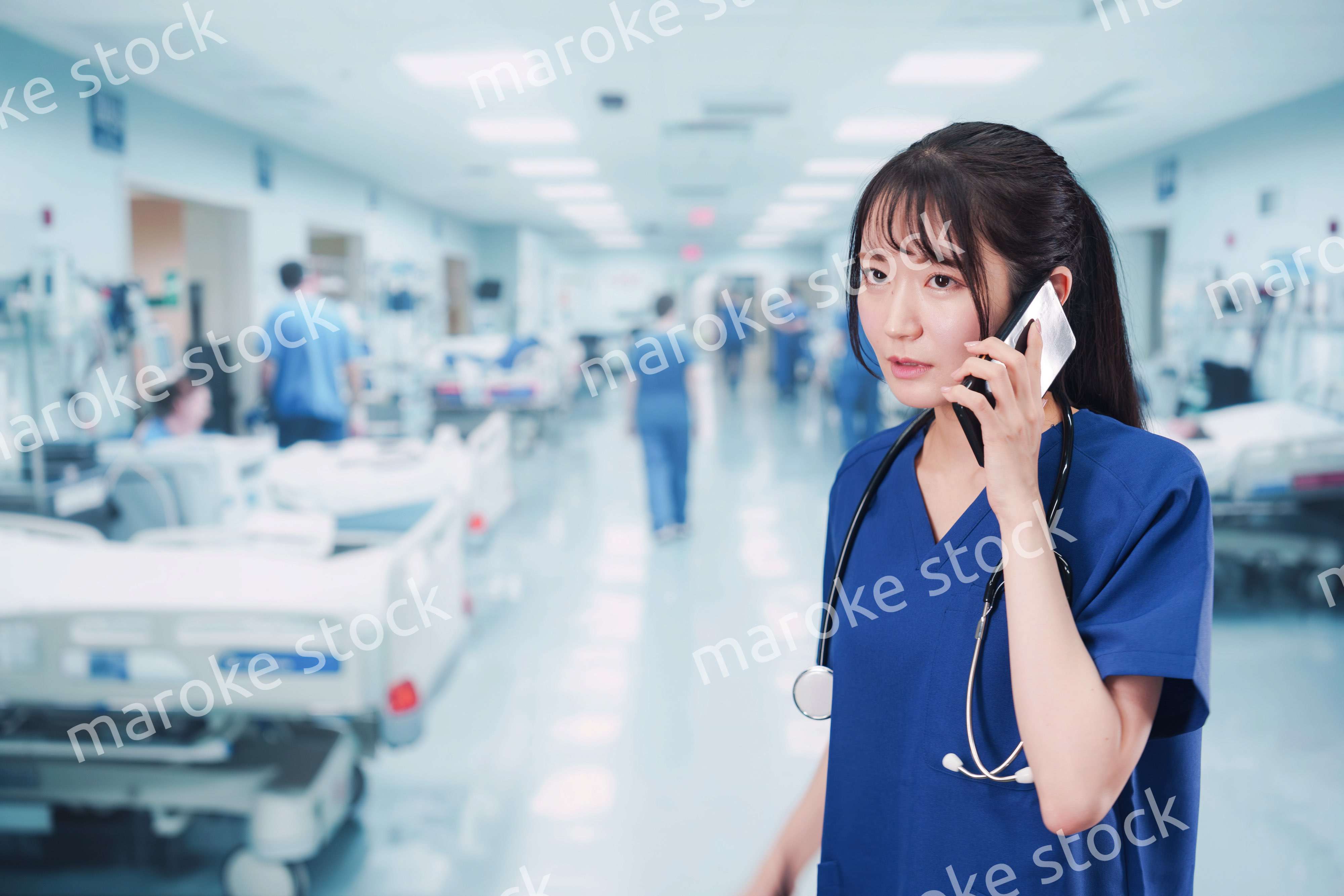 忙しく急患の対応をする若い女性ドクター