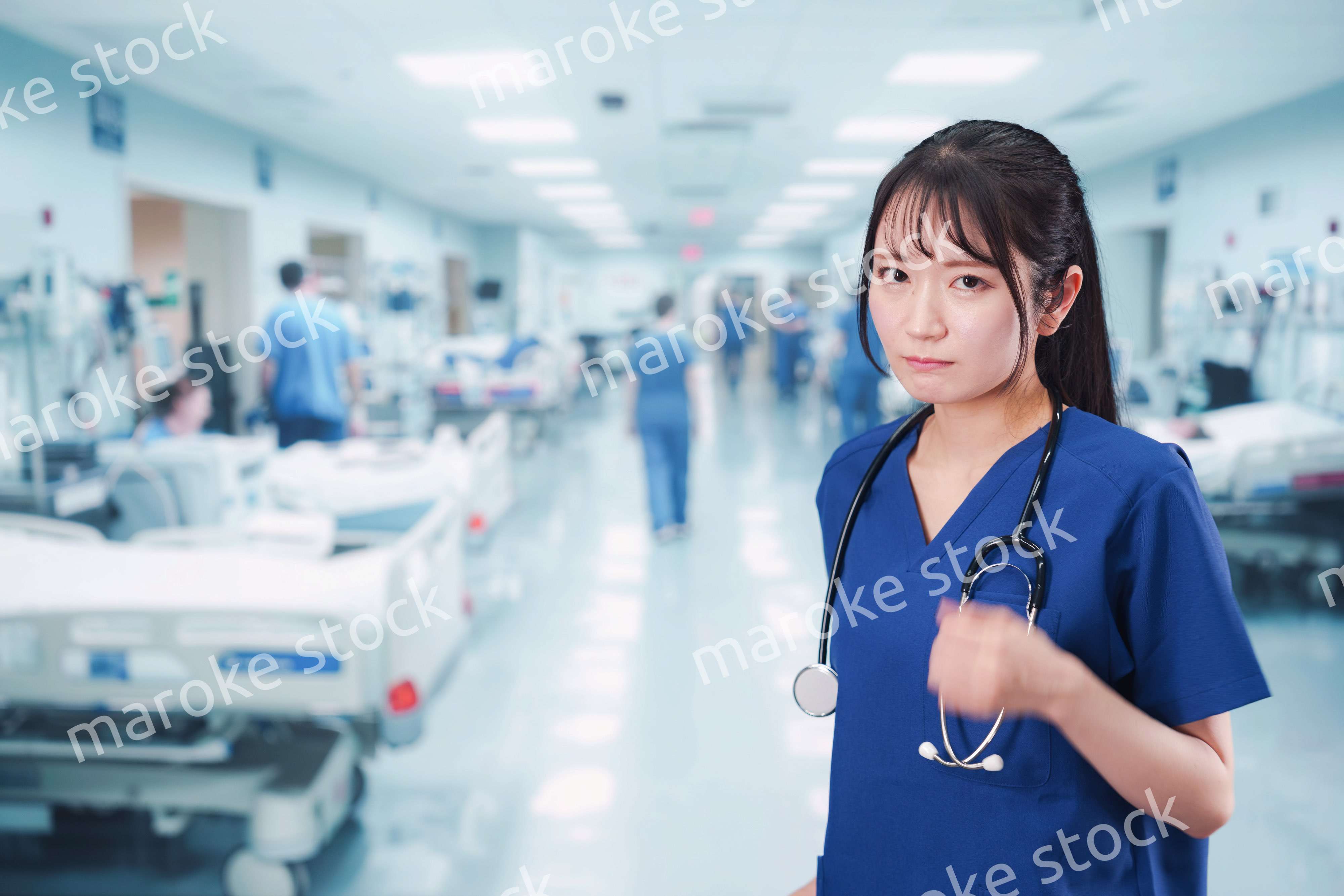 忙しく急患の対応をする若い女性ドクター