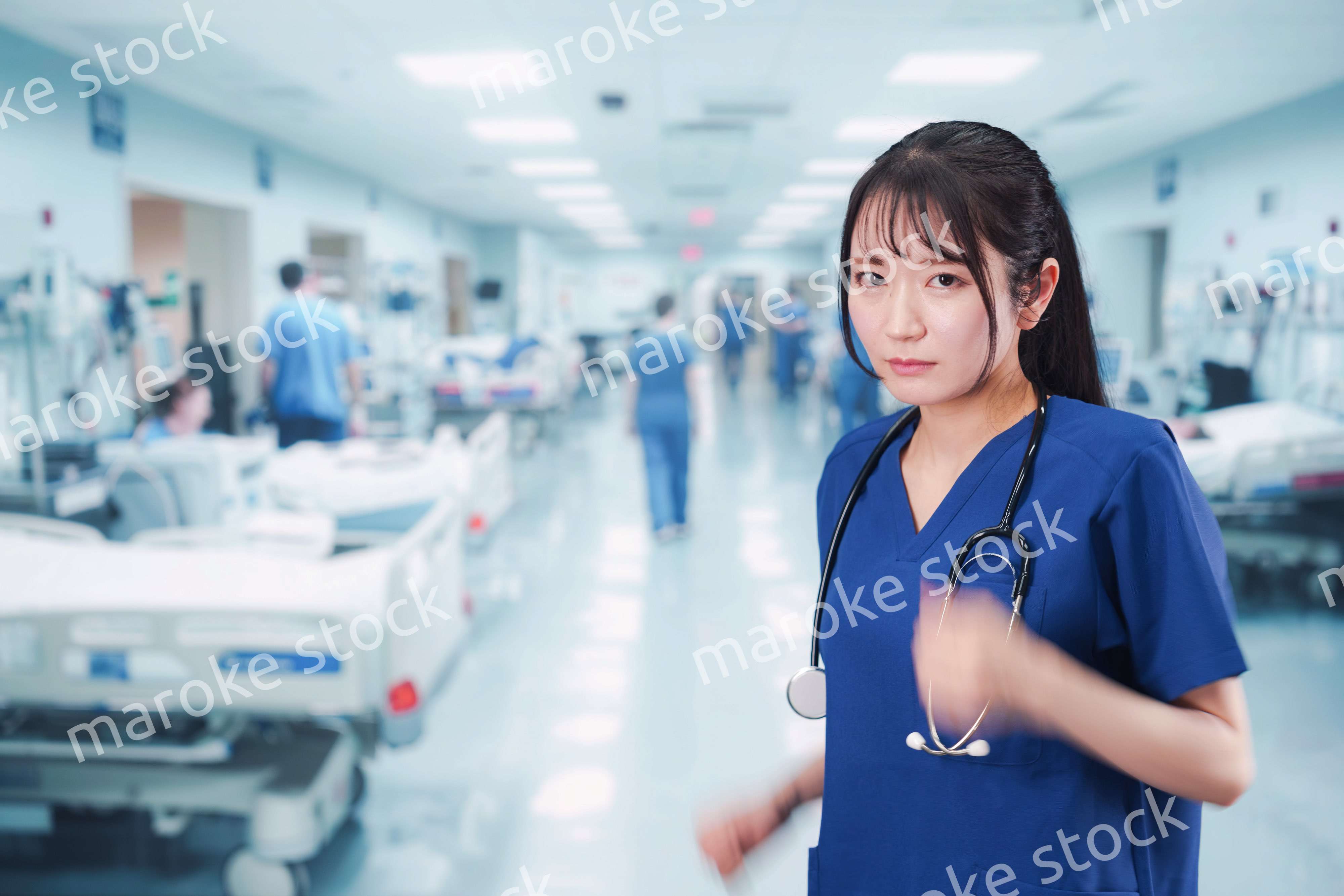 忙しく急患の対応をする若い女性ドクター