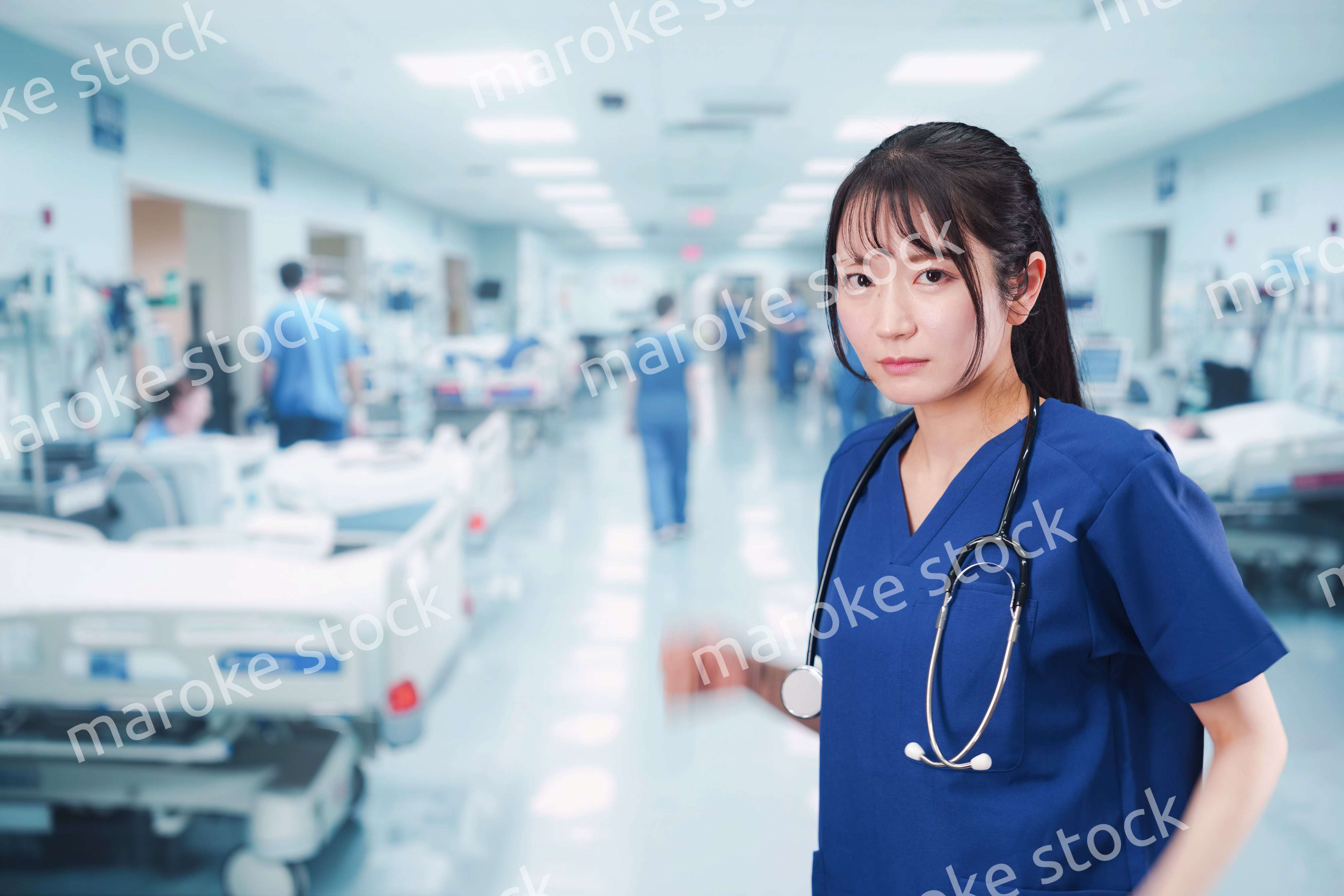 忙しく急患の対応をする若い女性ドクター