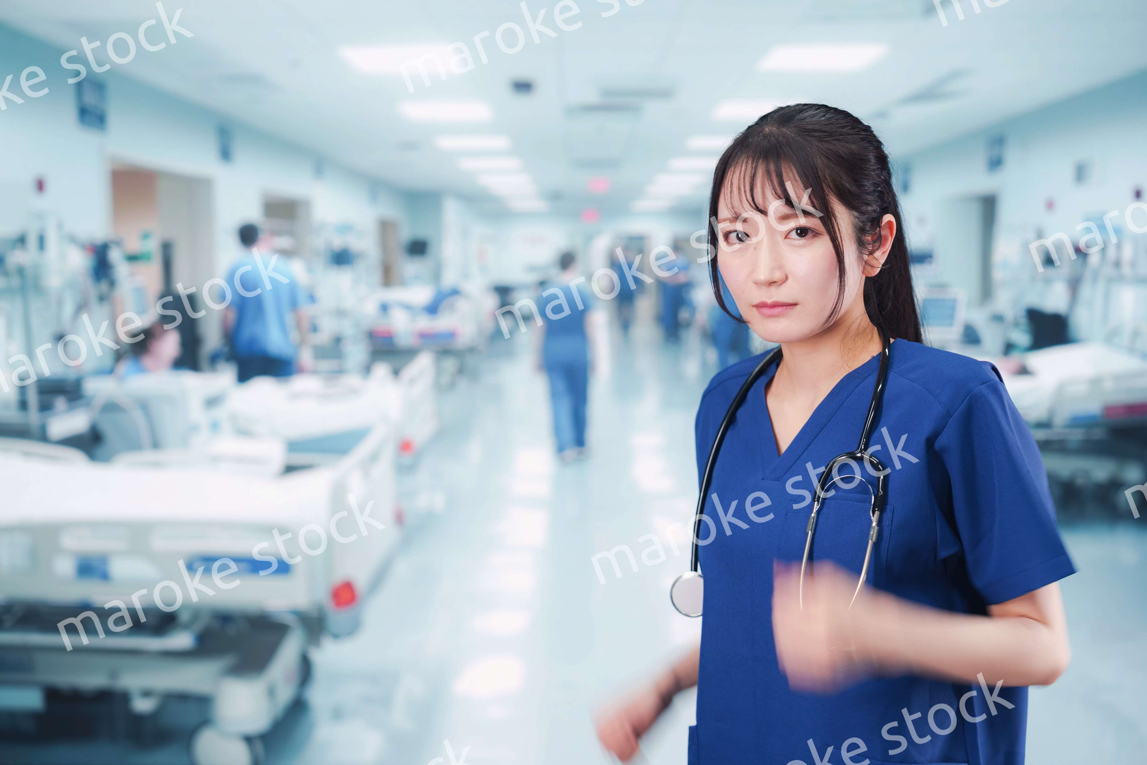 忙しく急患の対応をする若い女性ドクター