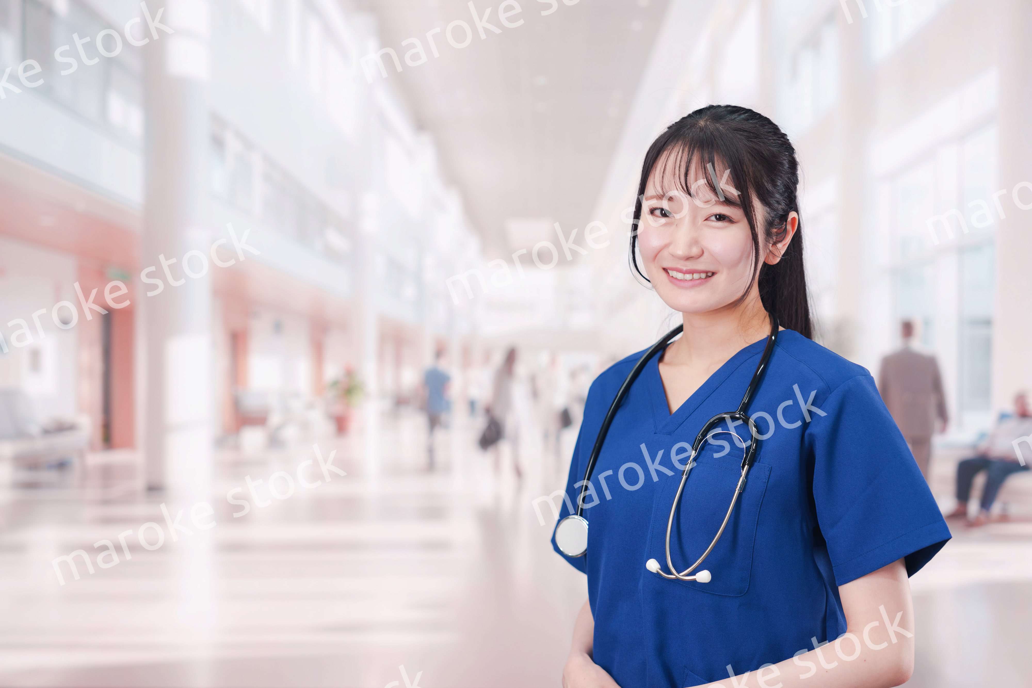 病院で働く女性ドクター