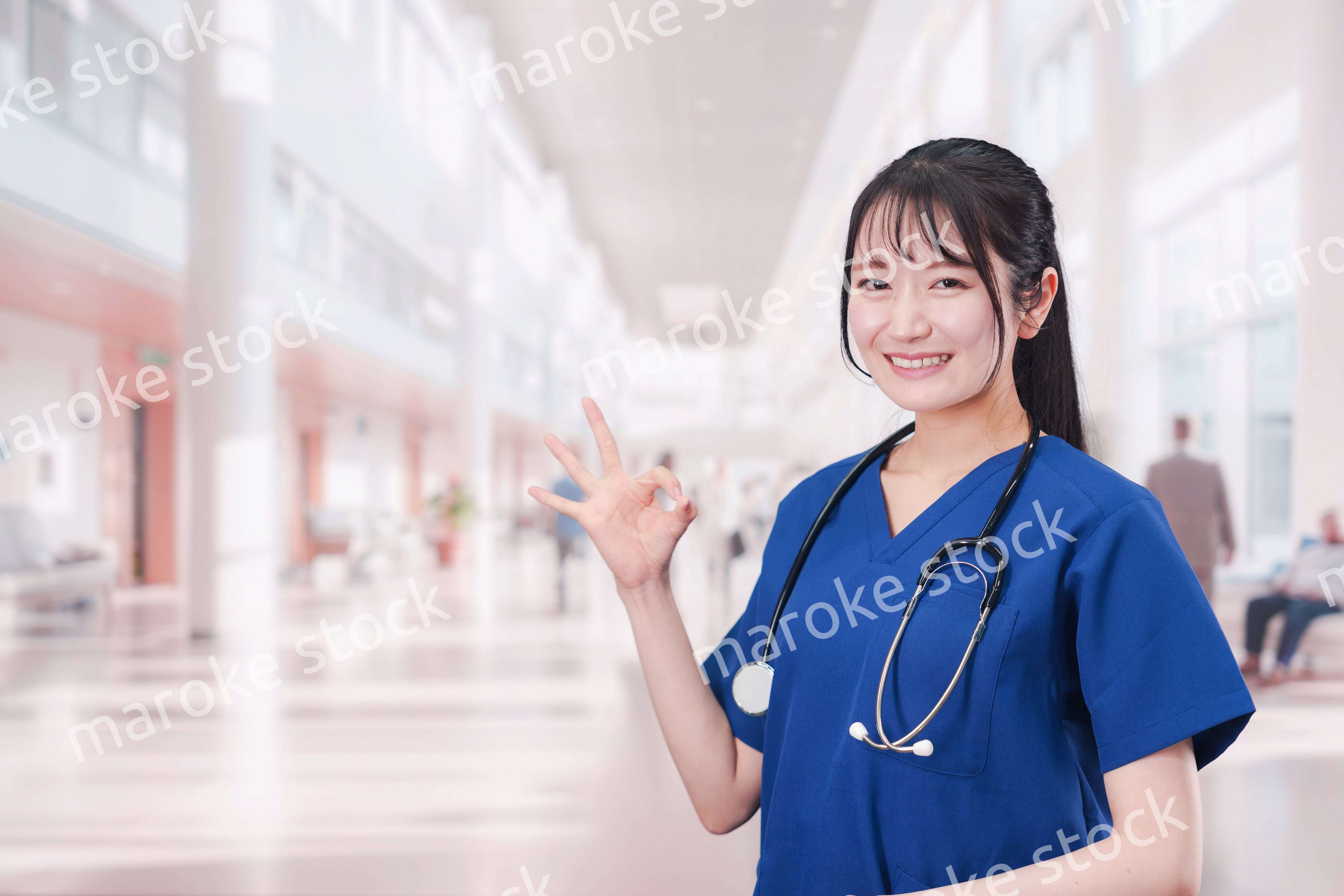 病院で働く女性ドクター