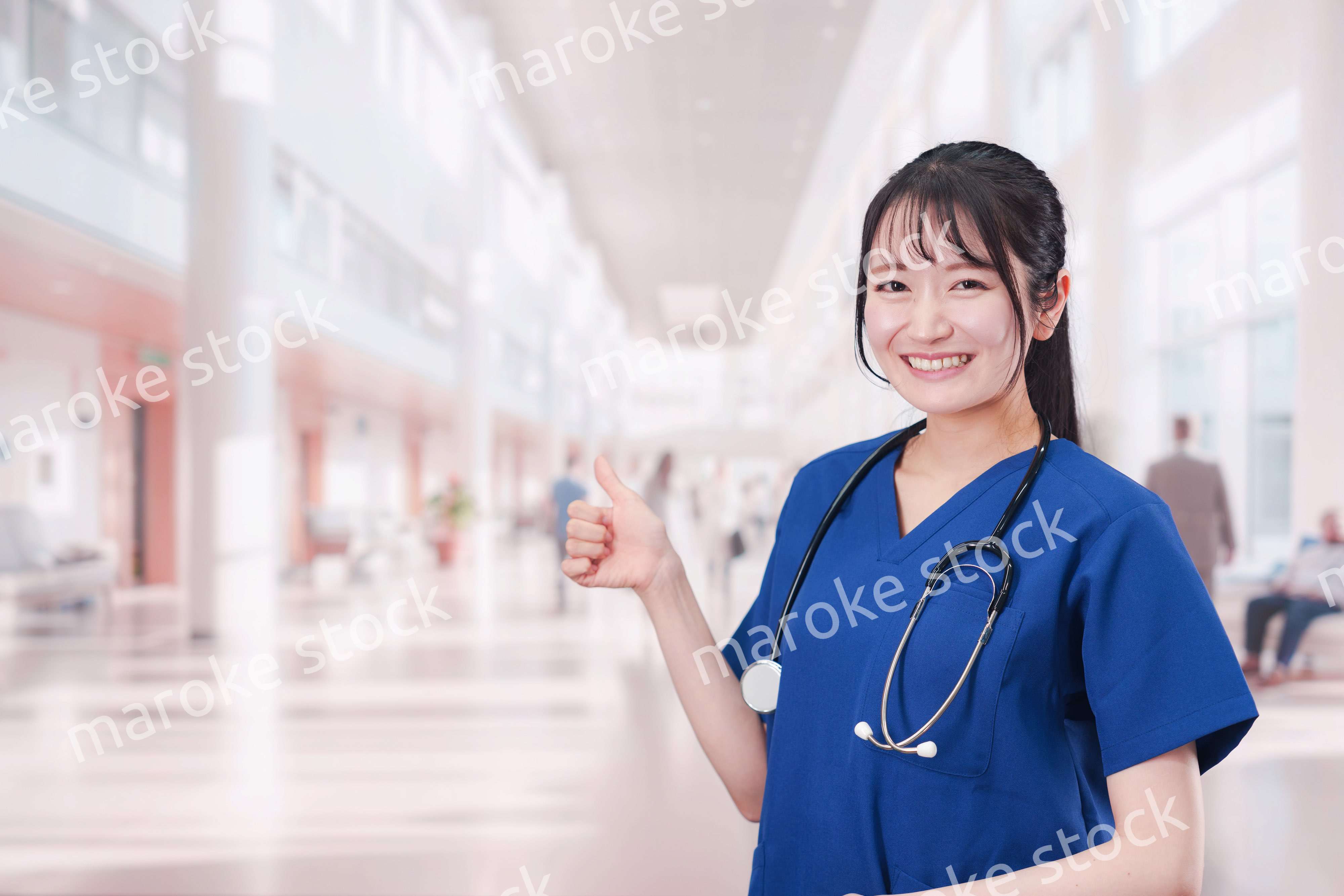 病院で働く女性ドクター