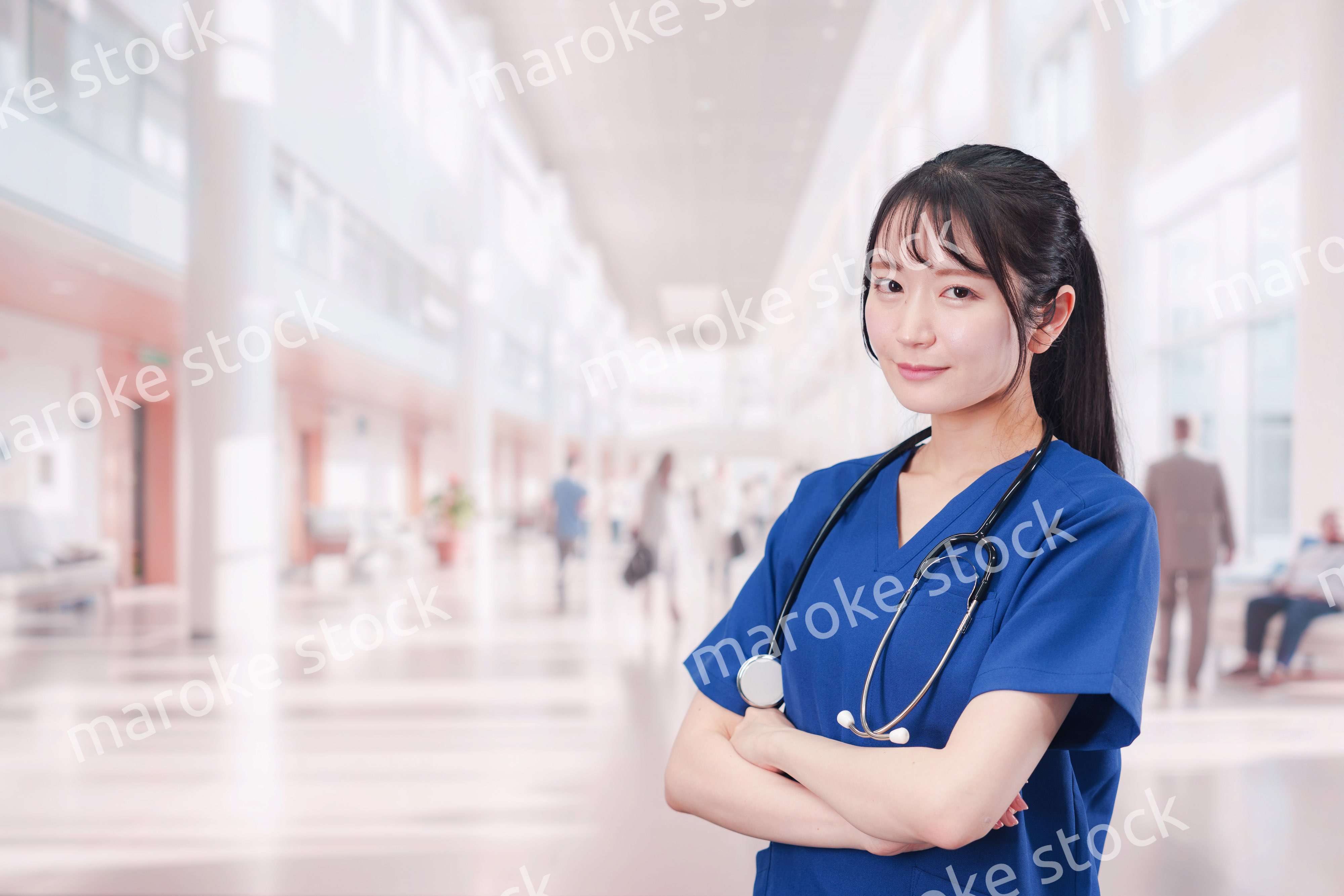 病院で働く女性ドクター