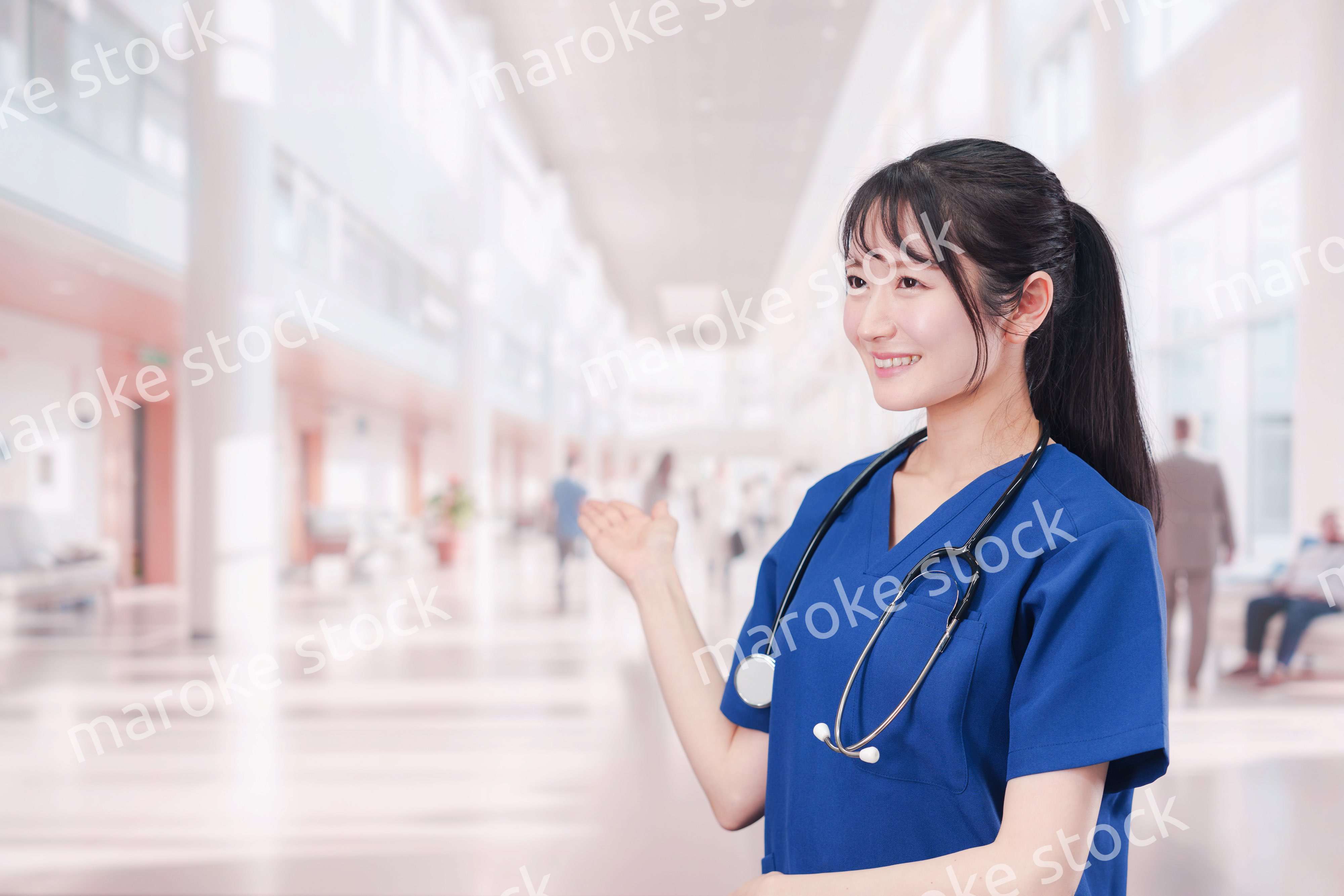 病院で働く女性ドクター