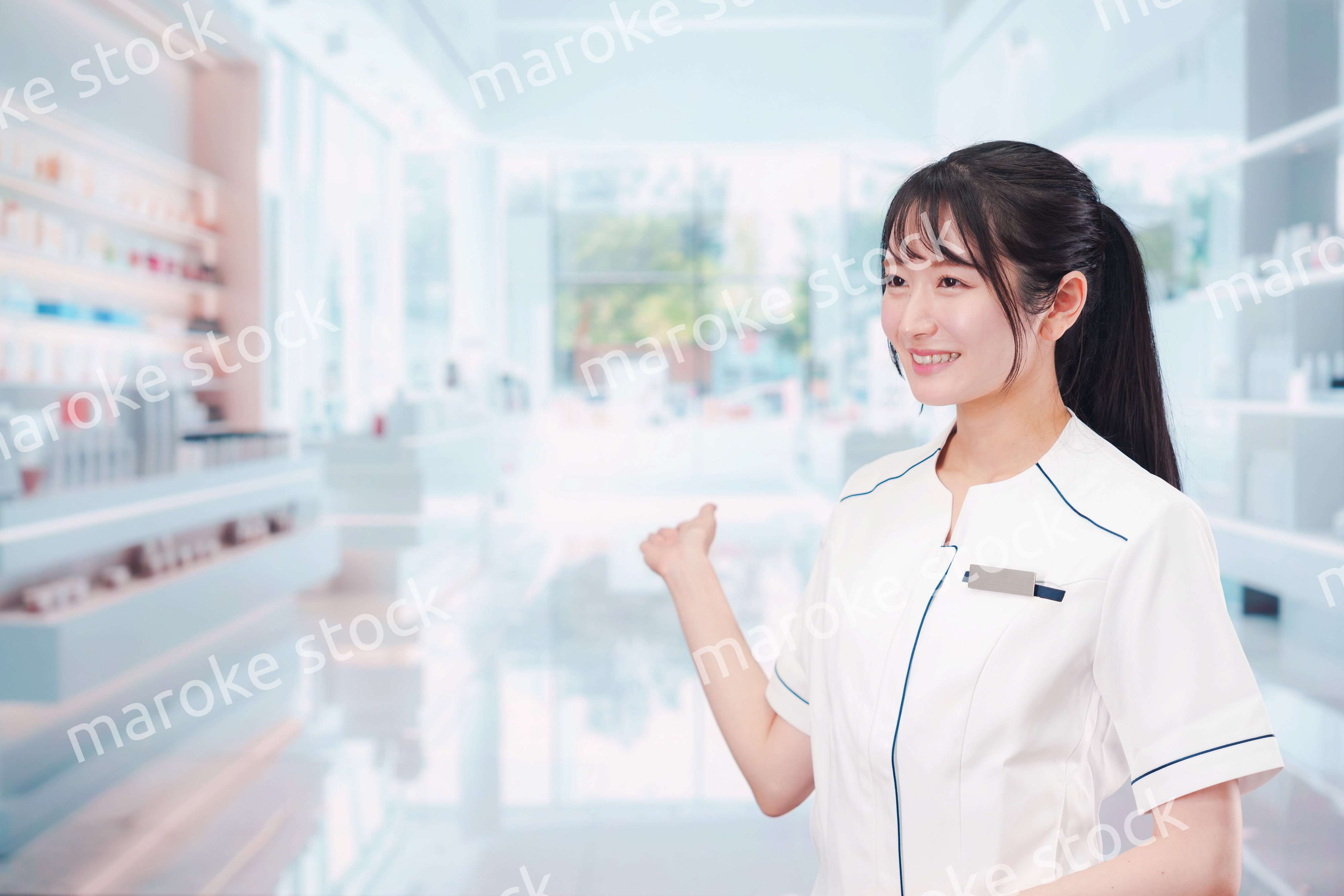 化粧品店で働く若い女性