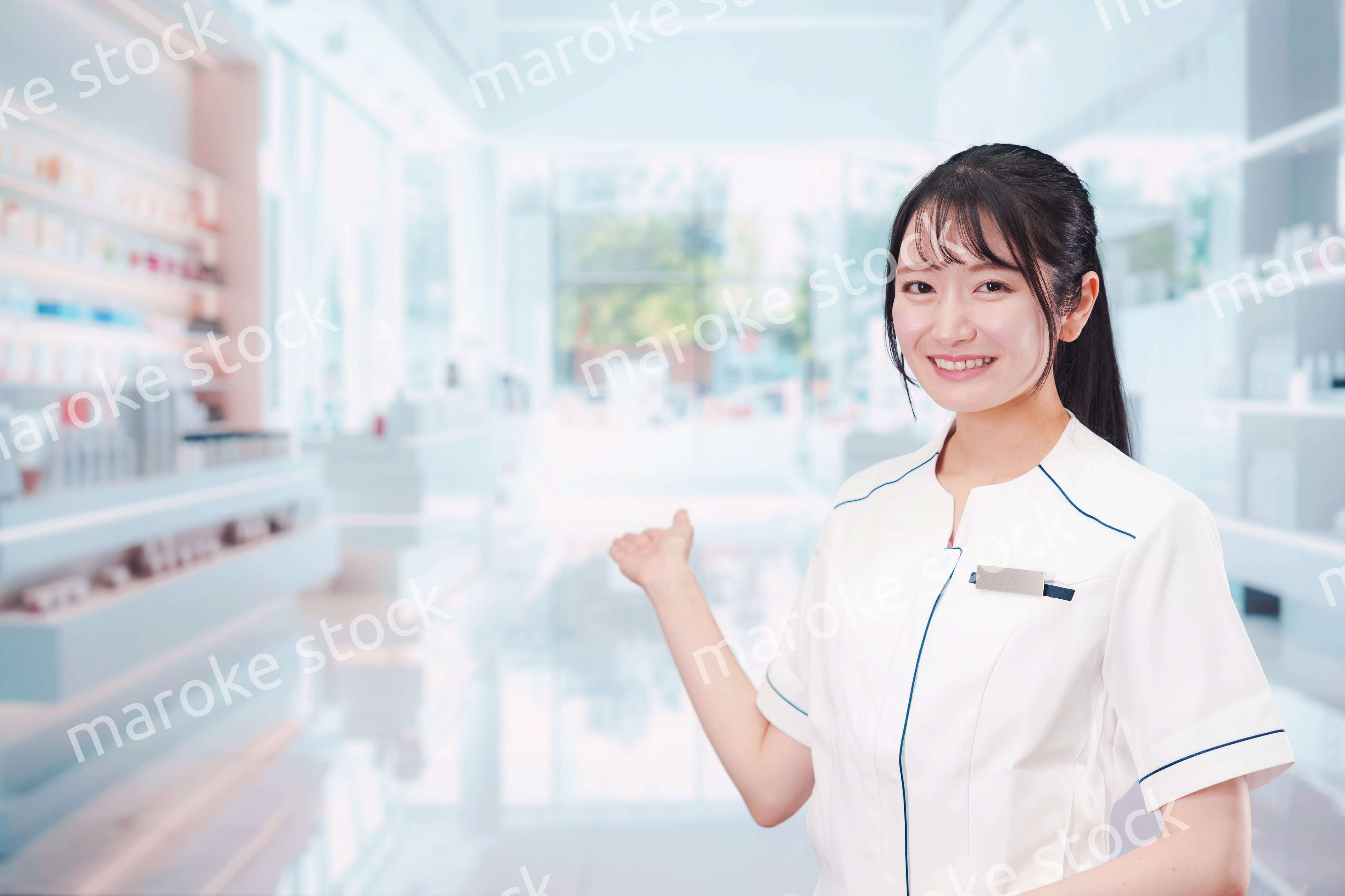 化粧品店で働く若い女性