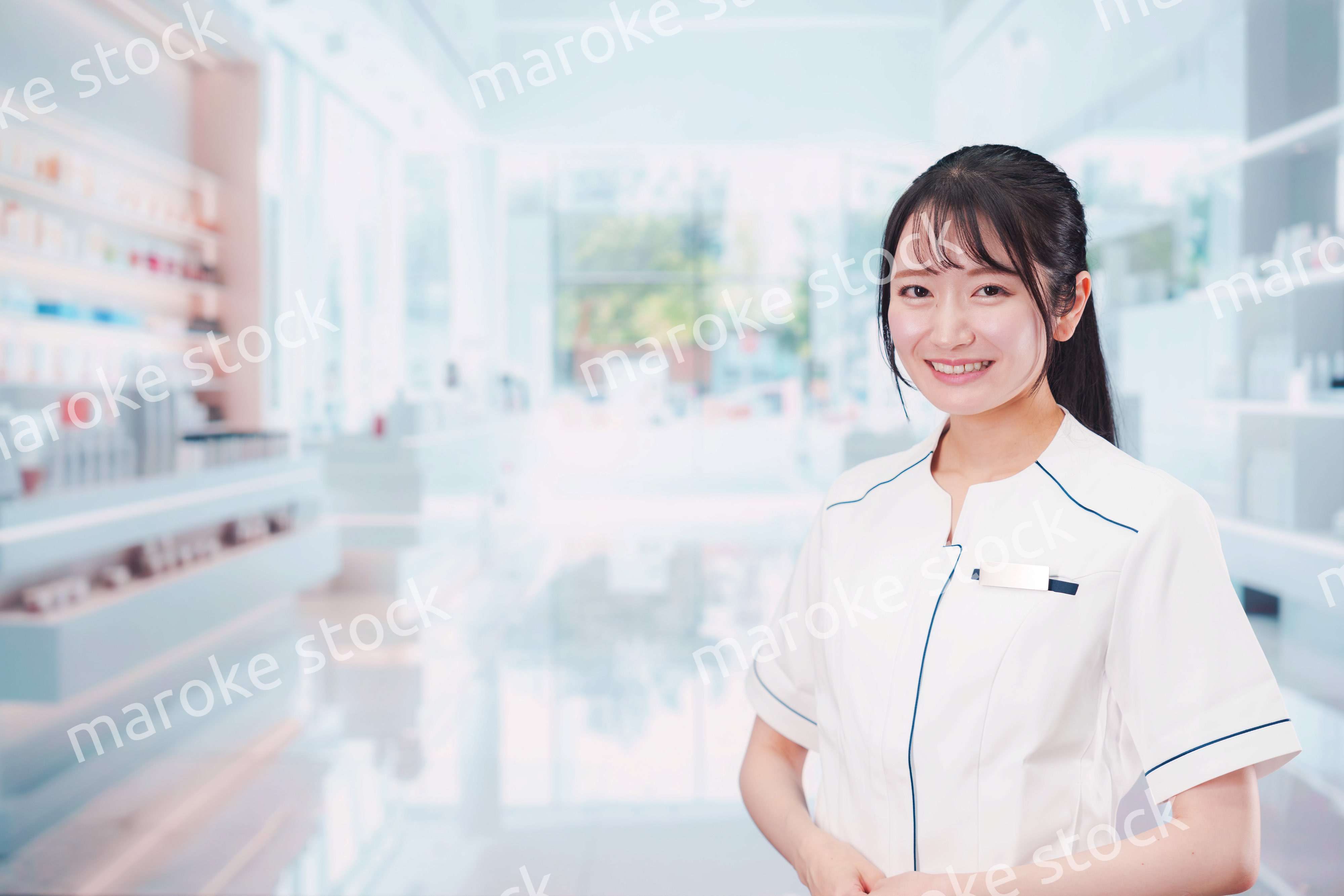 化粧品店で働く若い女性