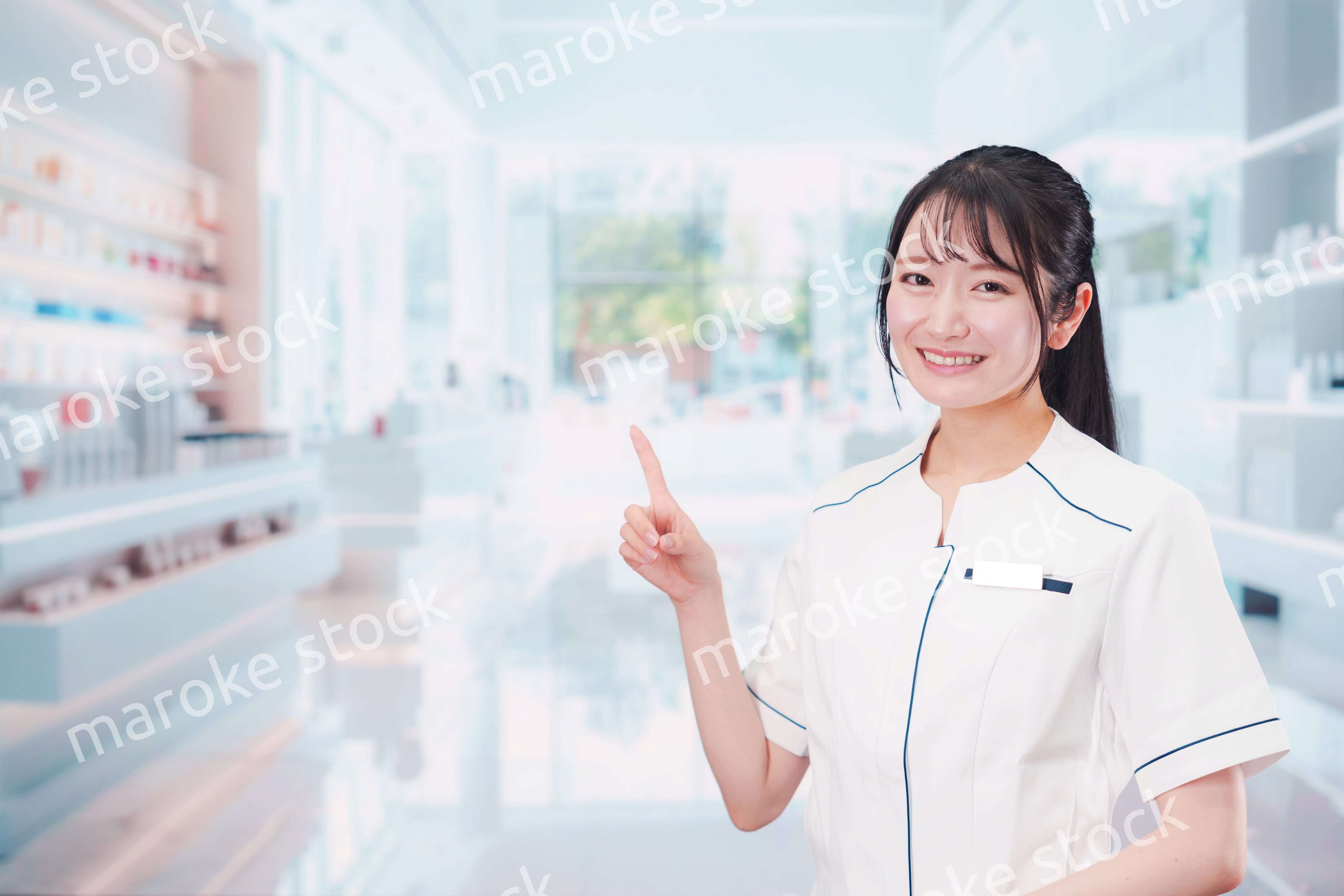 化粧品店で働く若い女性