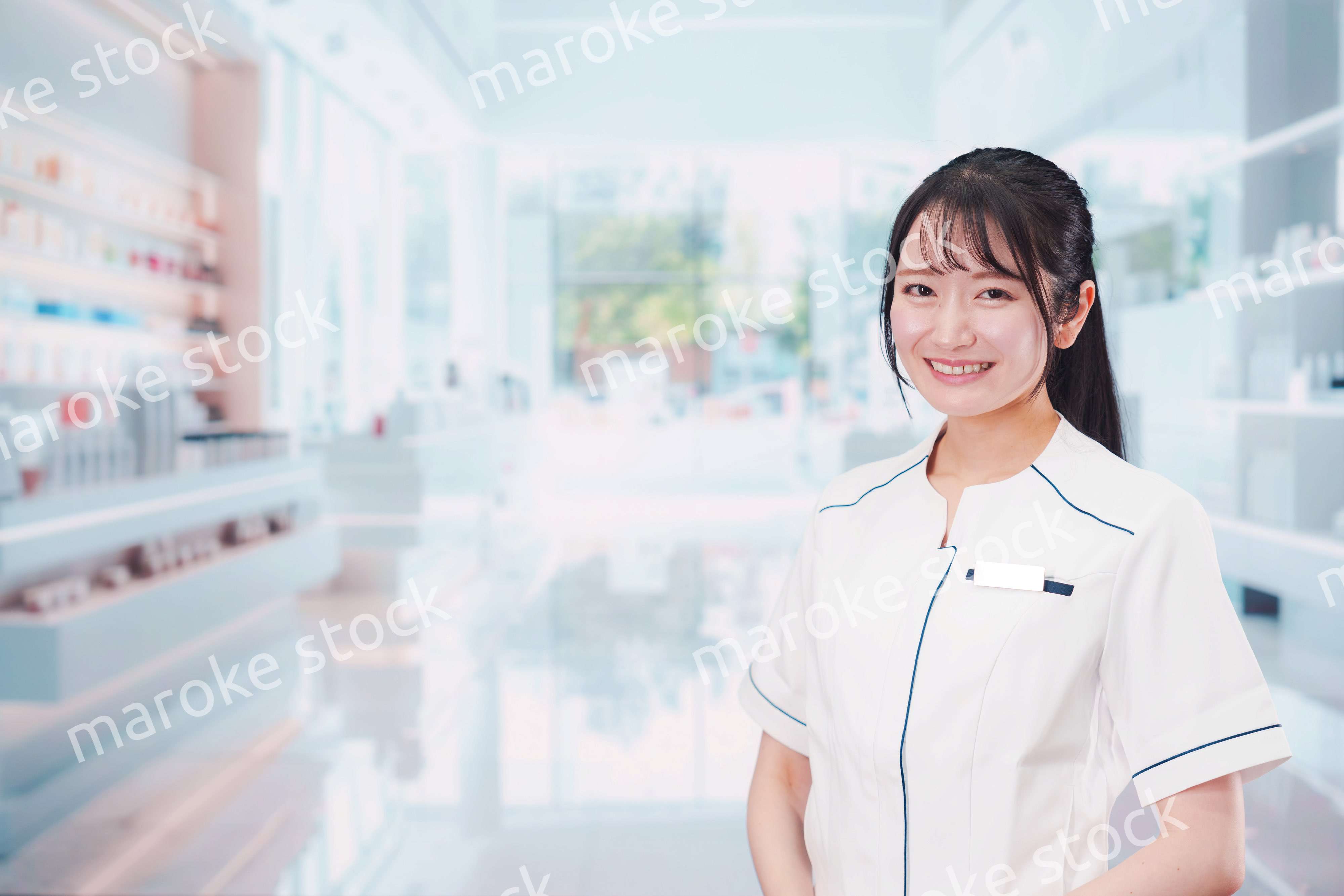 化粧品店で働く若い女性