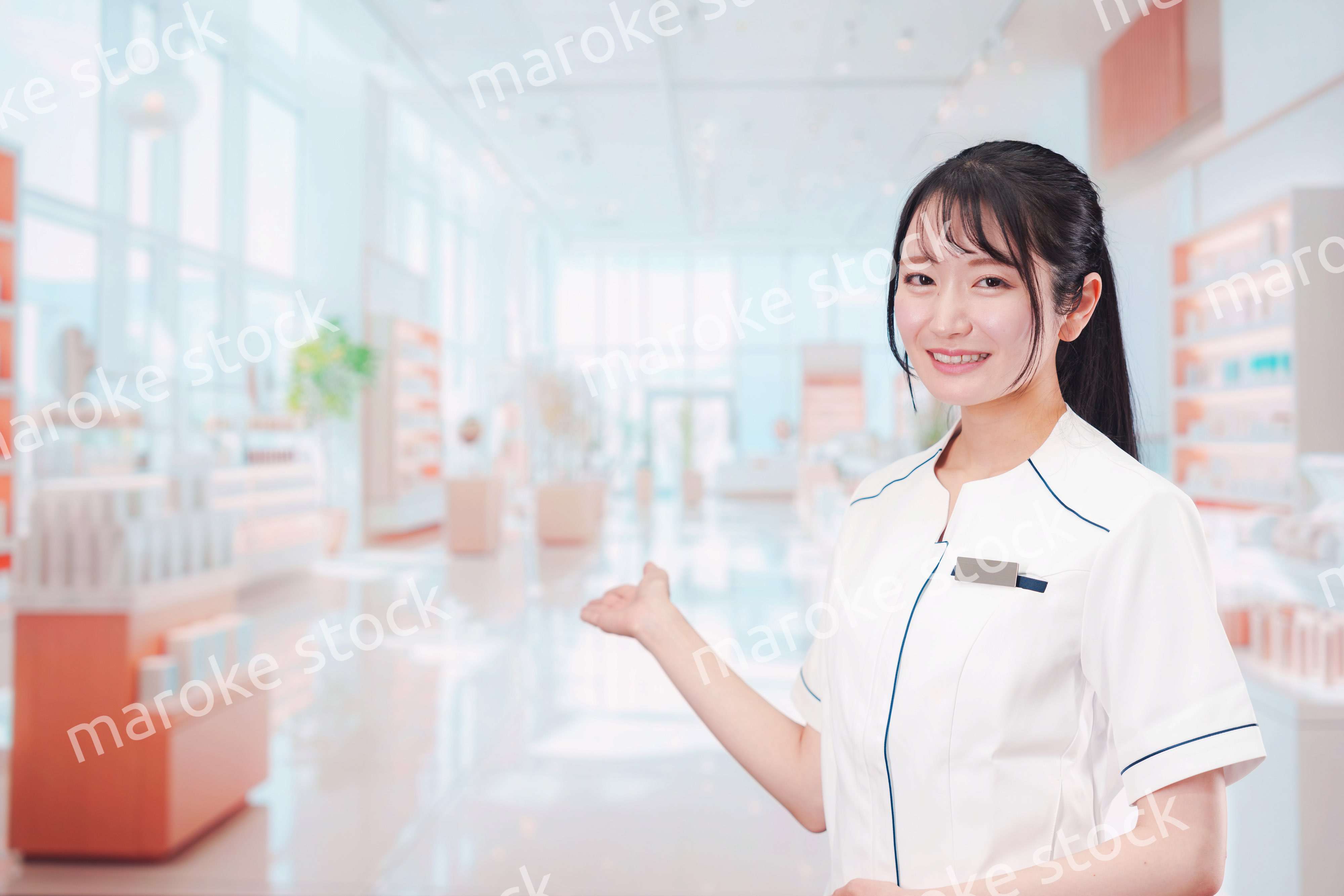 化粧品店で働く若い女性