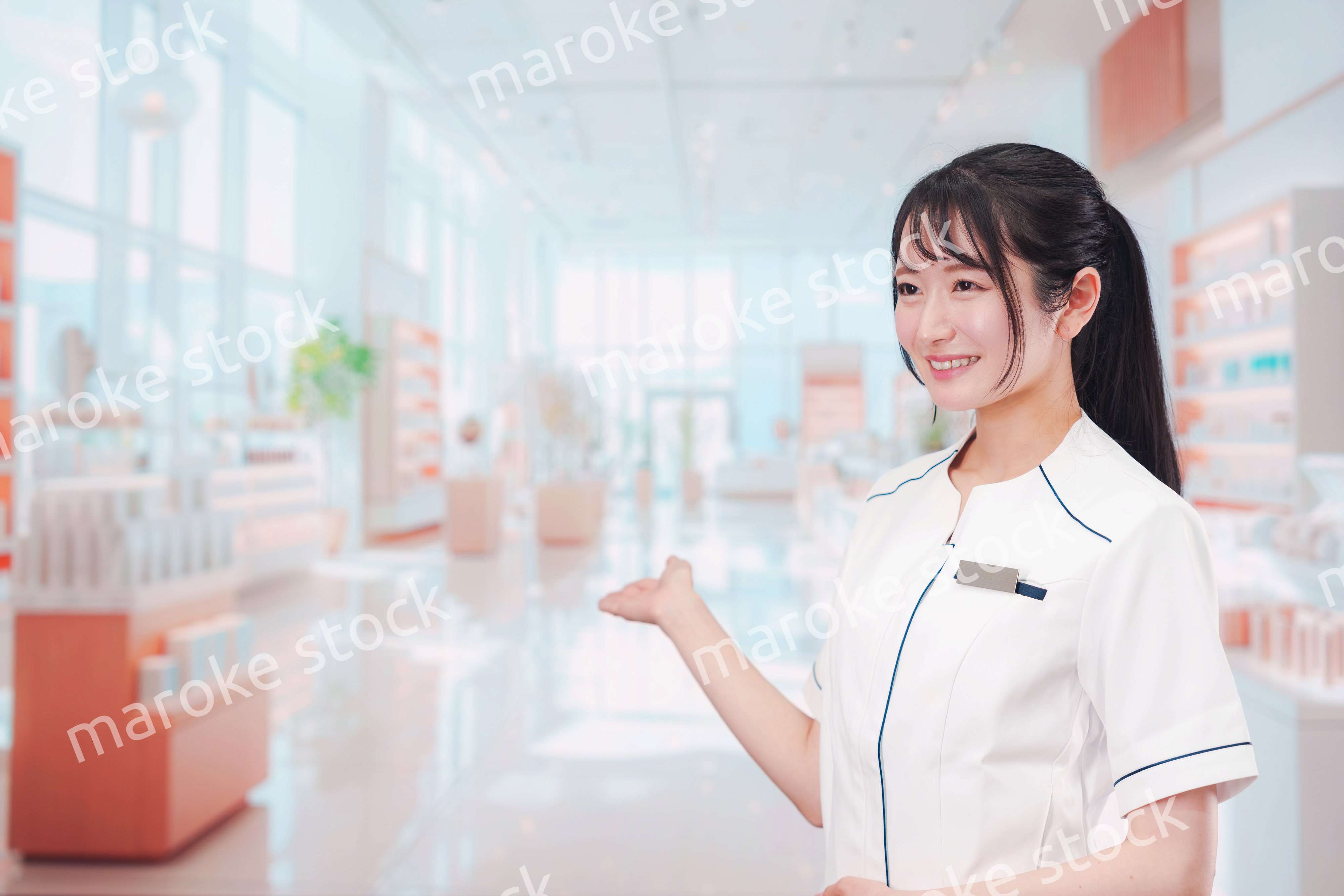 化粧品店で働く若い女性