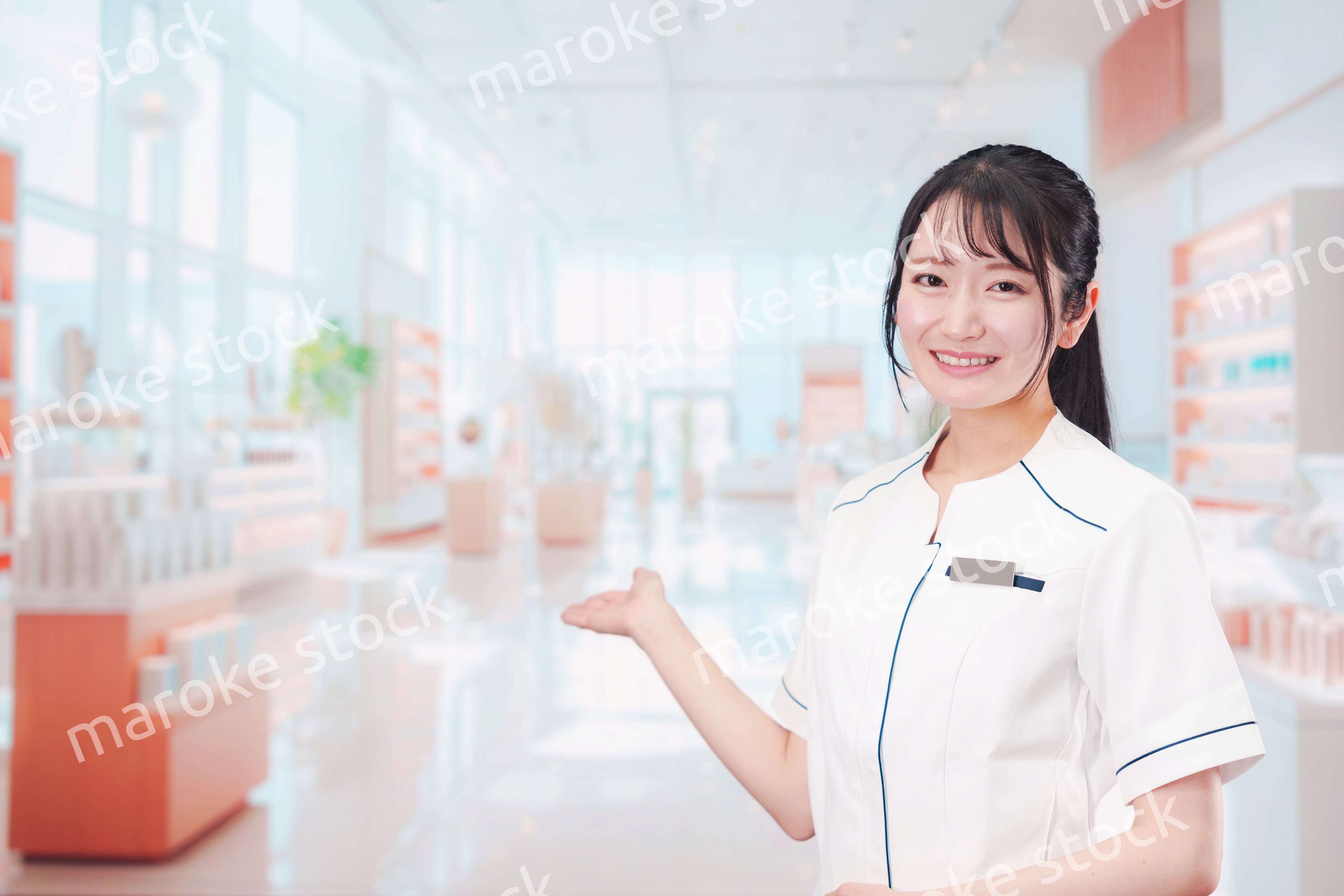 化粧品店で働く若い女性