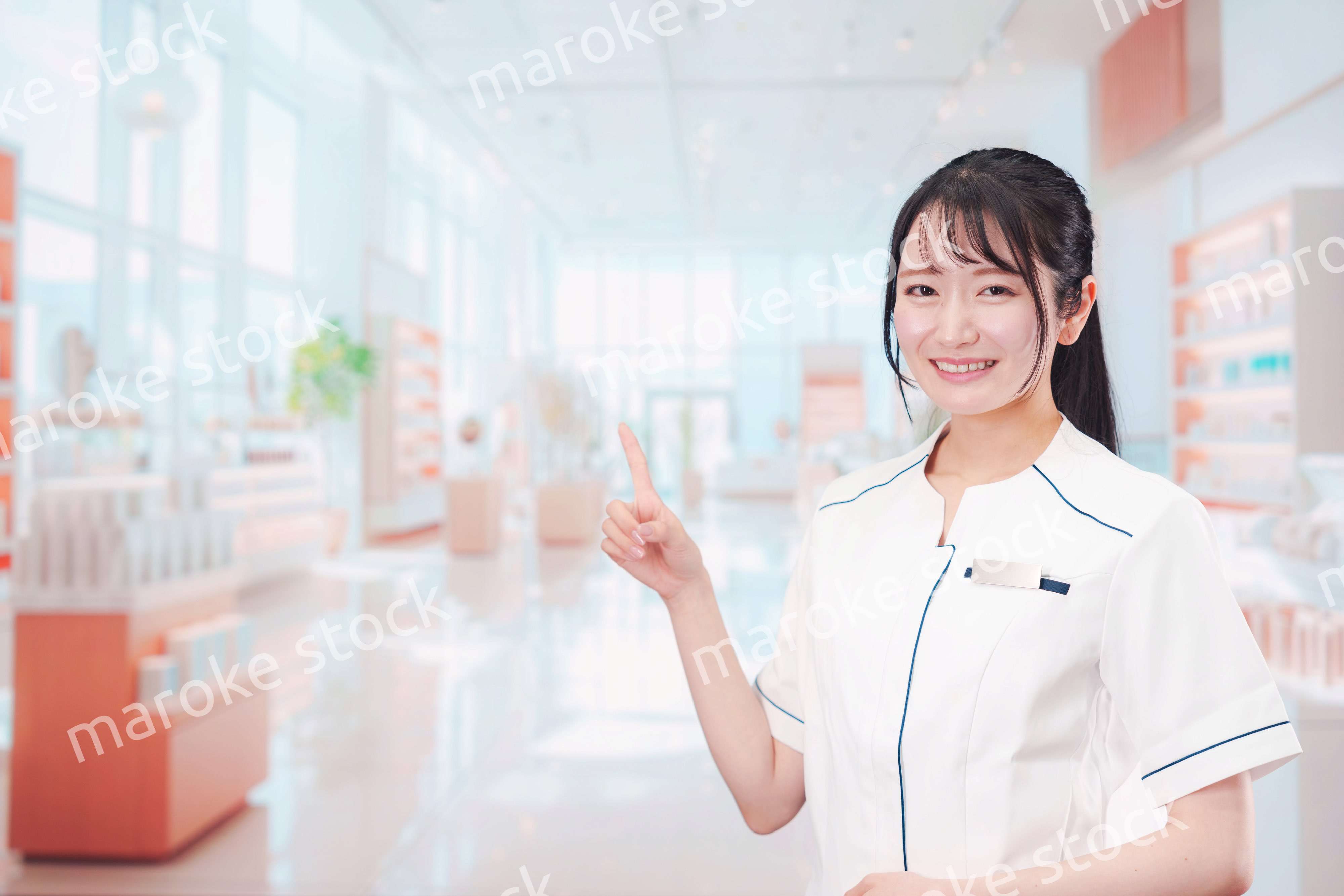 化粧品店で働く若い女性