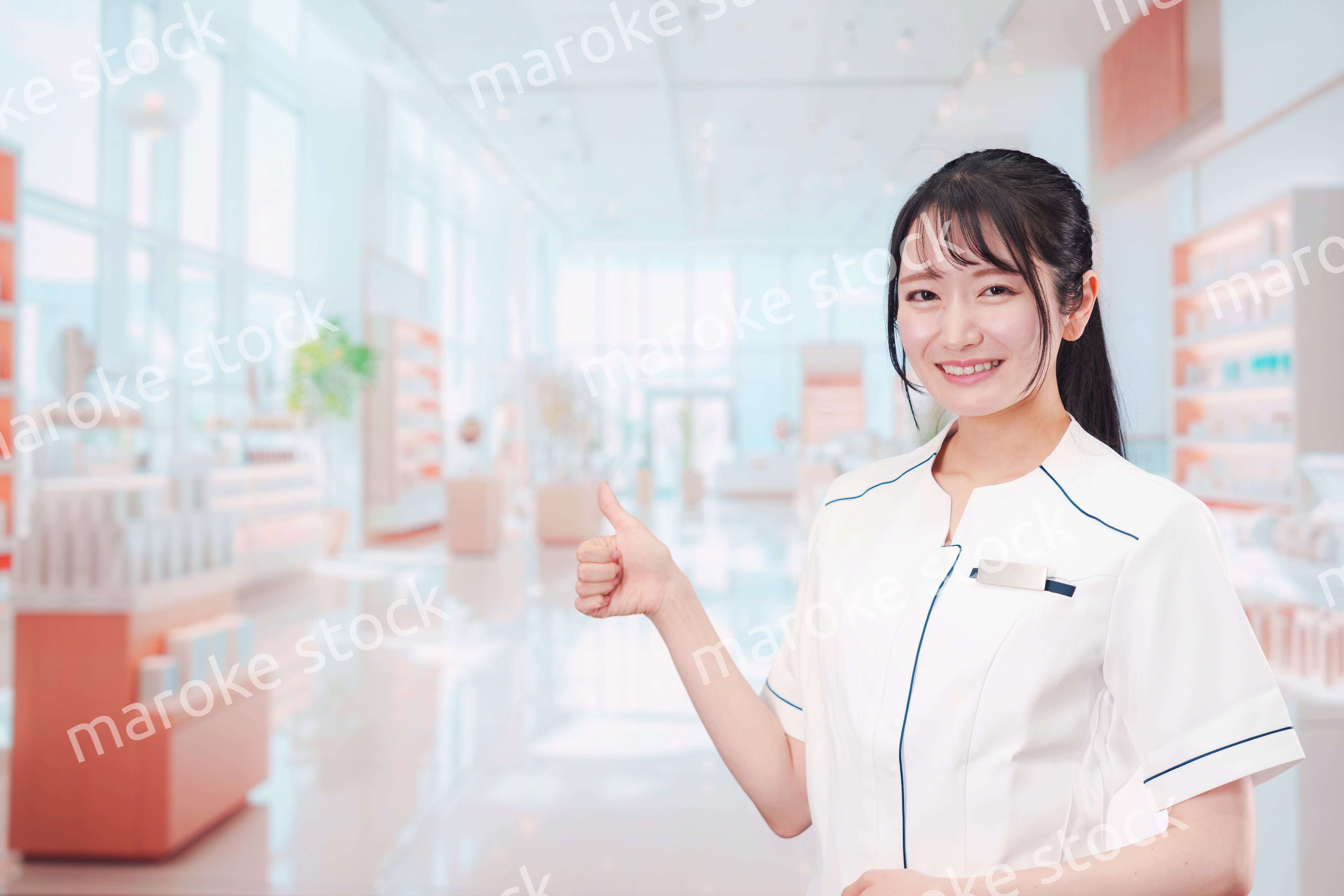 化粧品店で働く若い女性