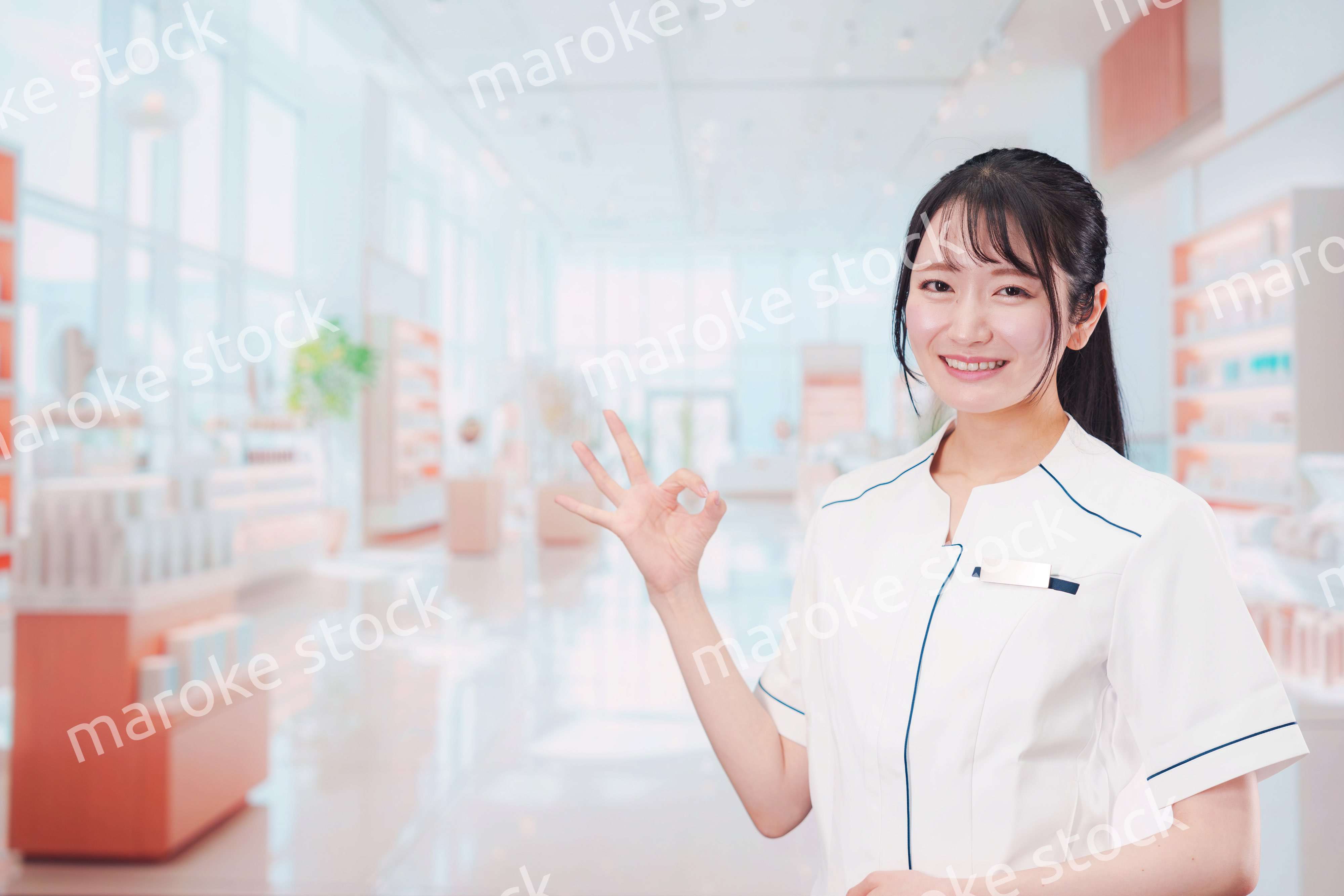 化粧品店で働く若い女性