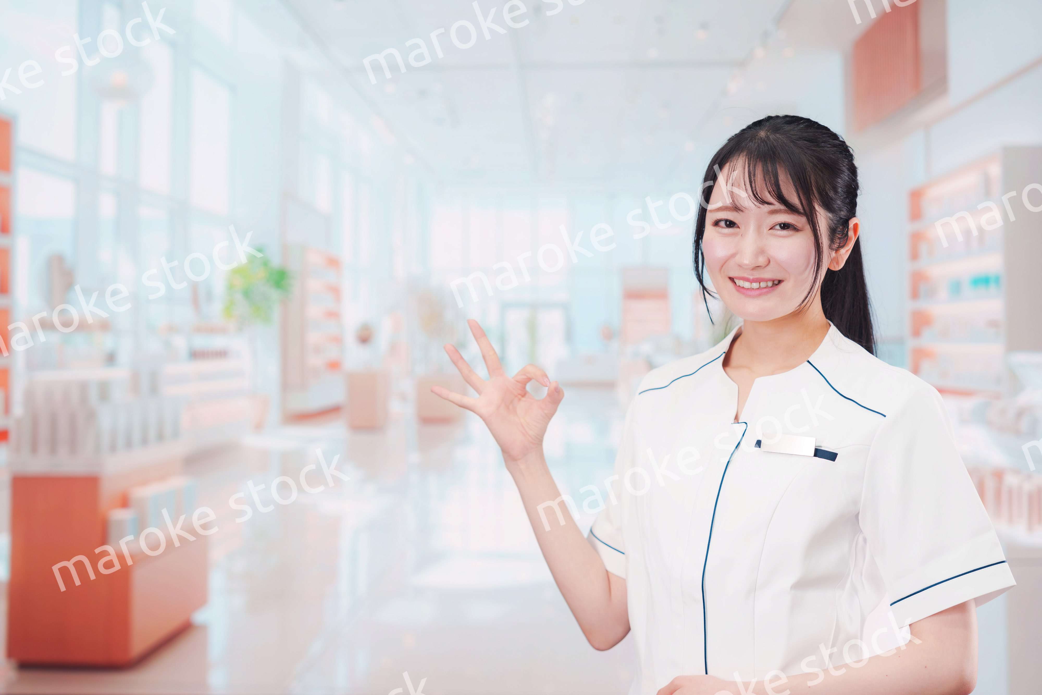 化粧品店で働く若い女性