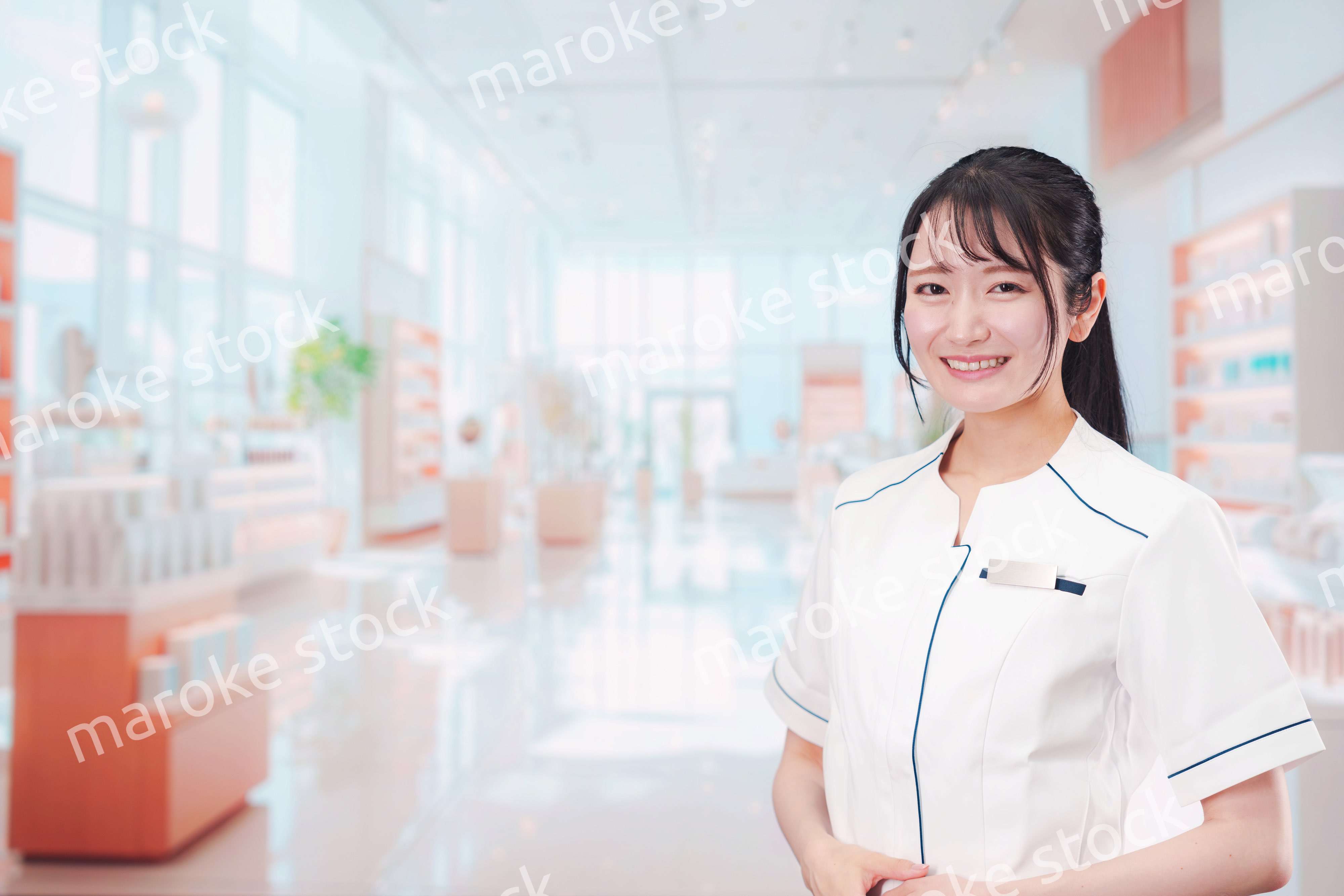 化粧品店で働く若い女性