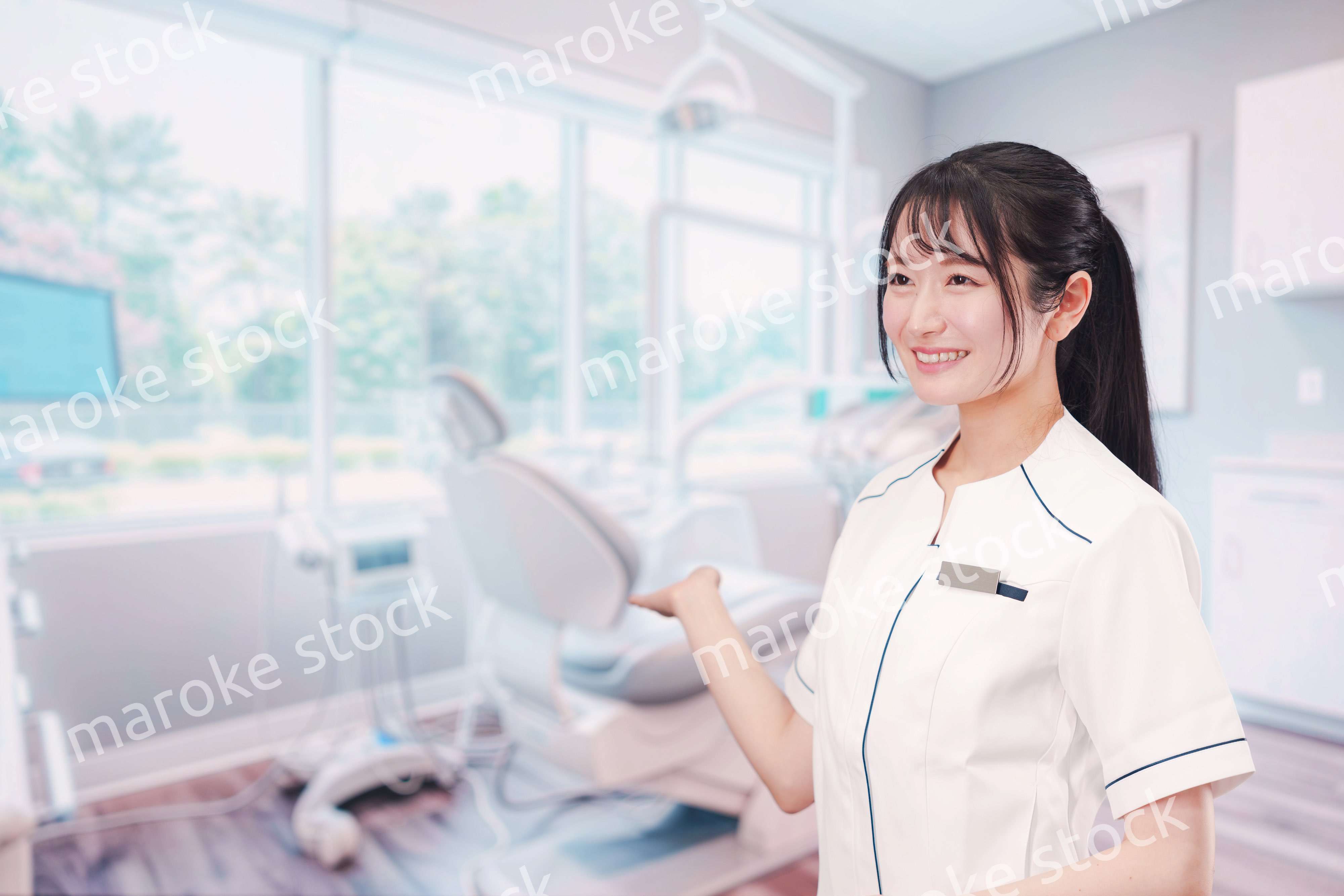 笑顔で働く歯科助手の女性