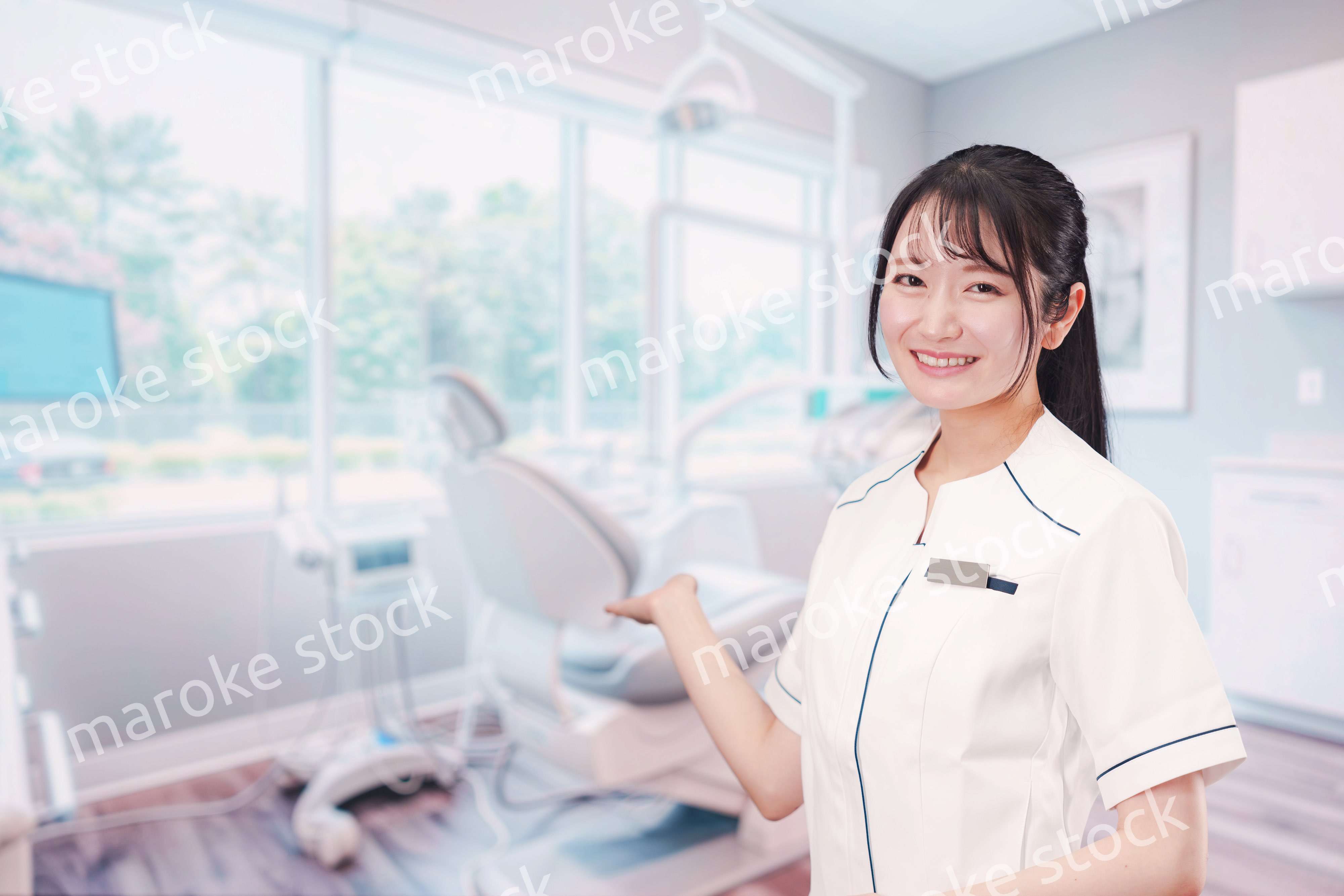 笑顔で働く歯科助手の女性