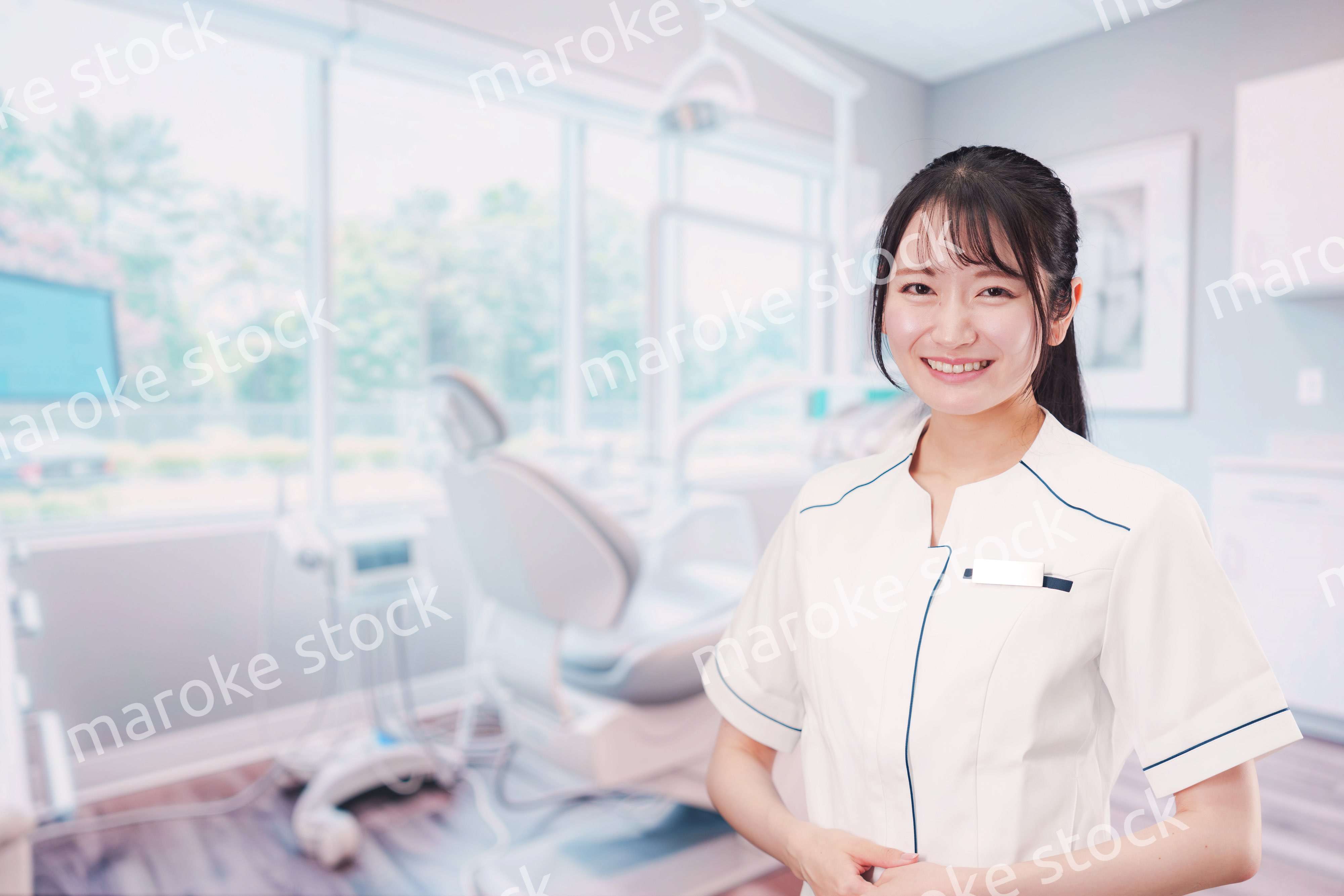 笑顔で働く歯科助手の女性
