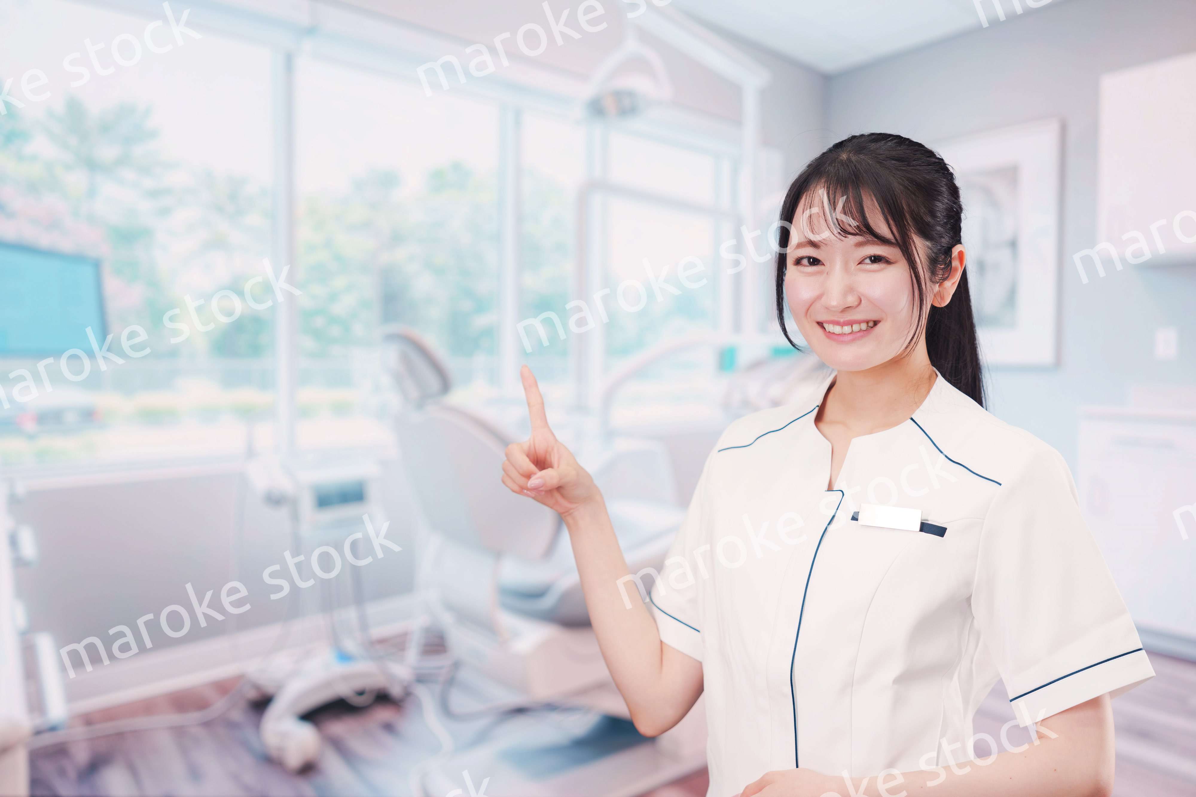 笑顔で働く歯科助手の女性