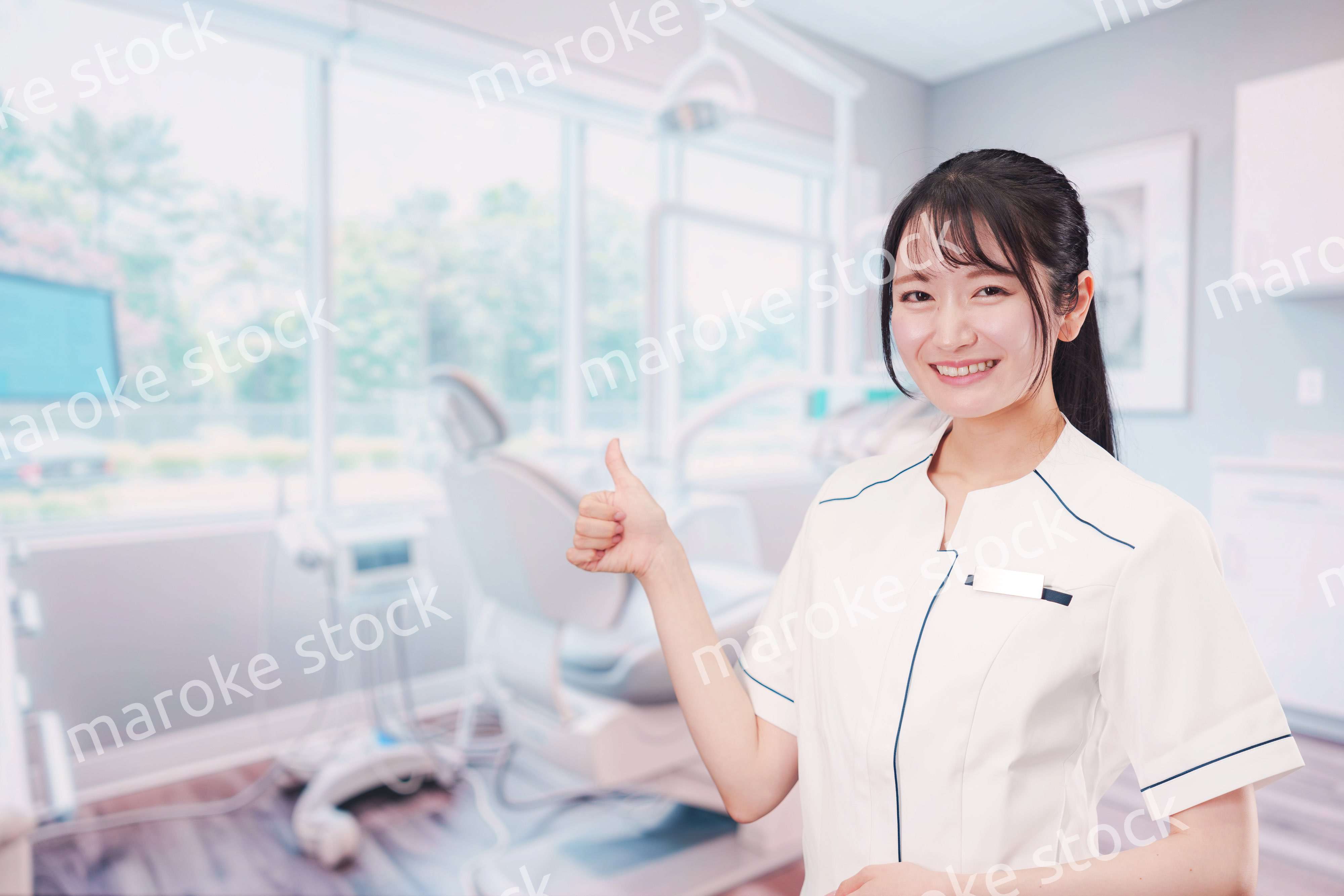 笑顔で働く歯科助手の女性