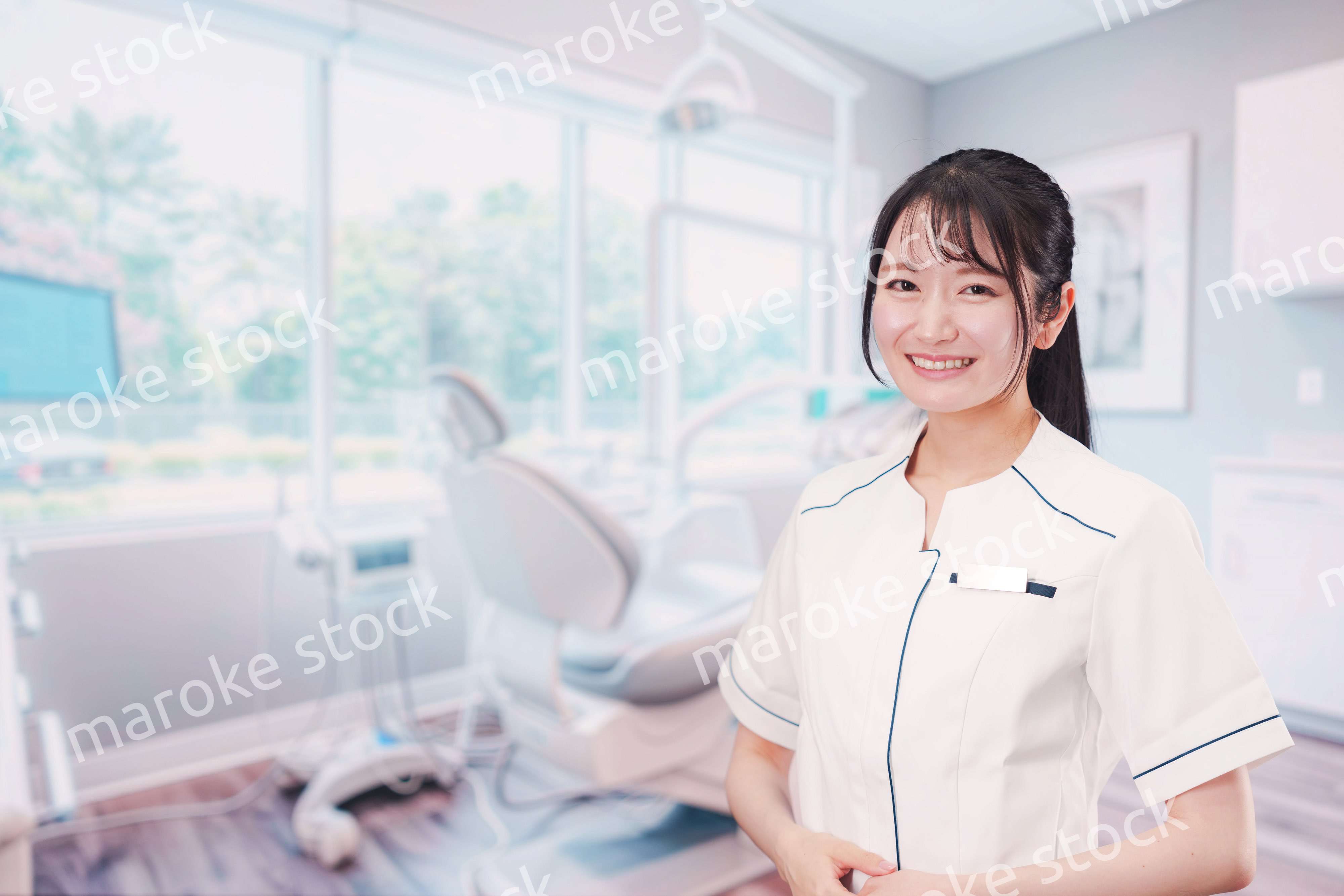 笑顔で働く歯科助手の女性