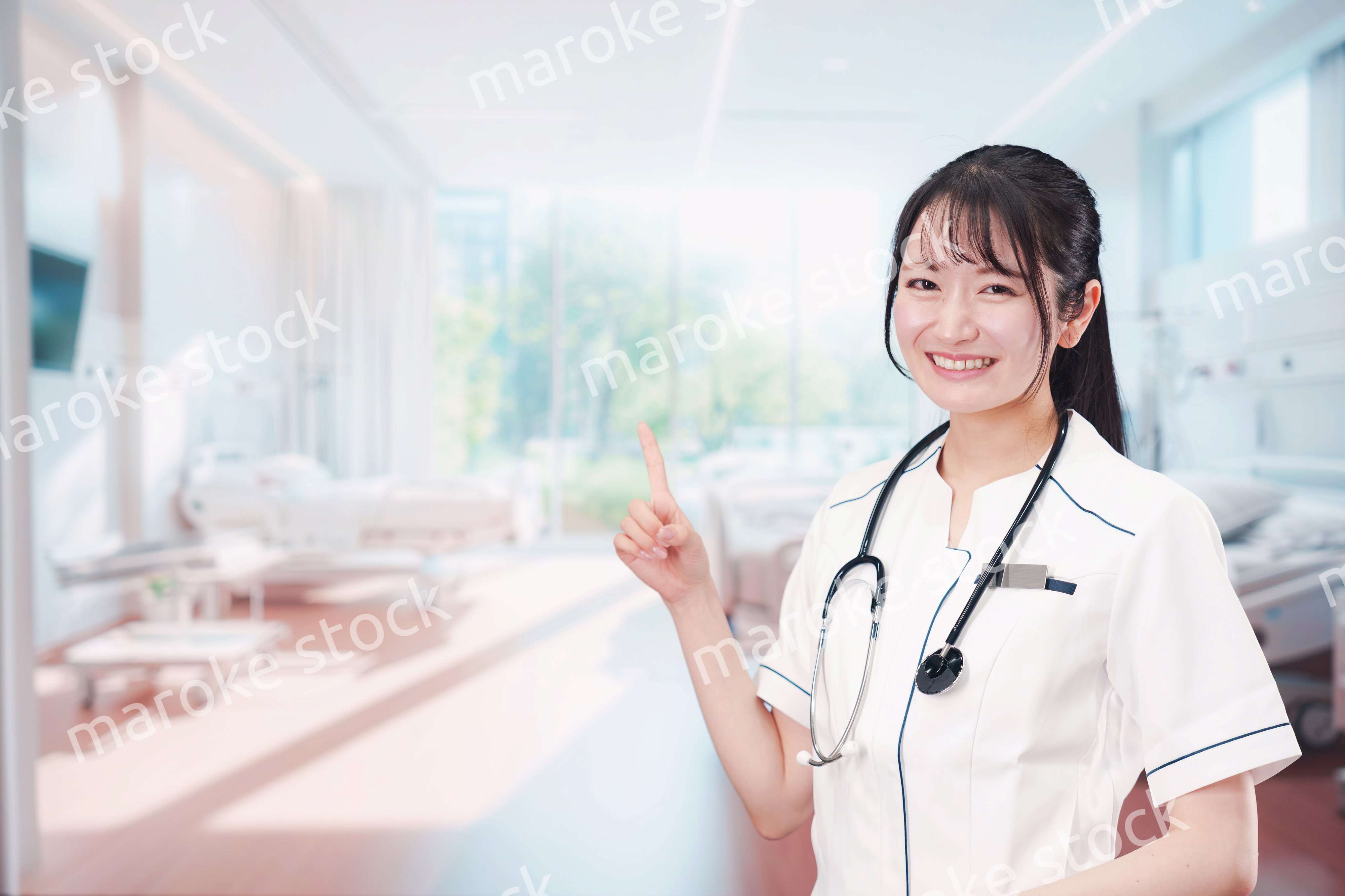 医療機関で働く若い女性の看護師