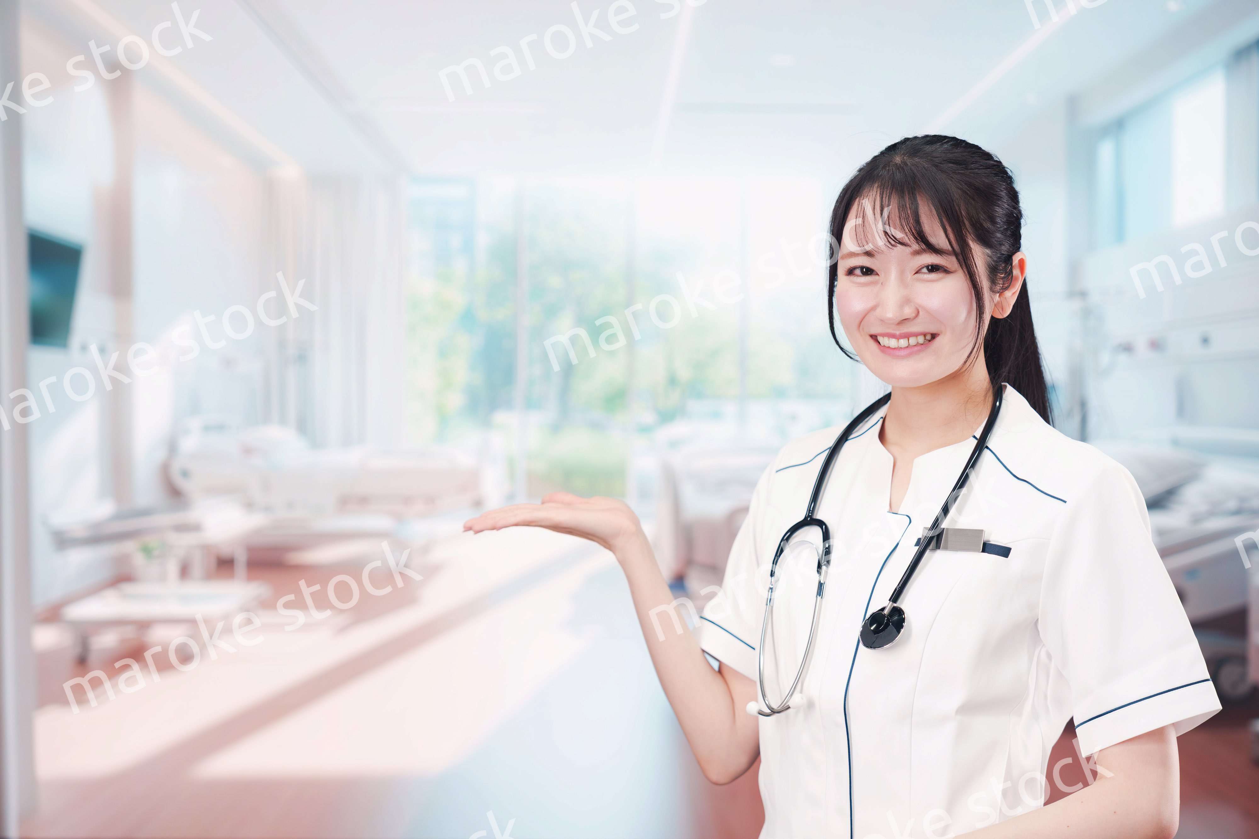 医療機関で働く若い女性の看護師